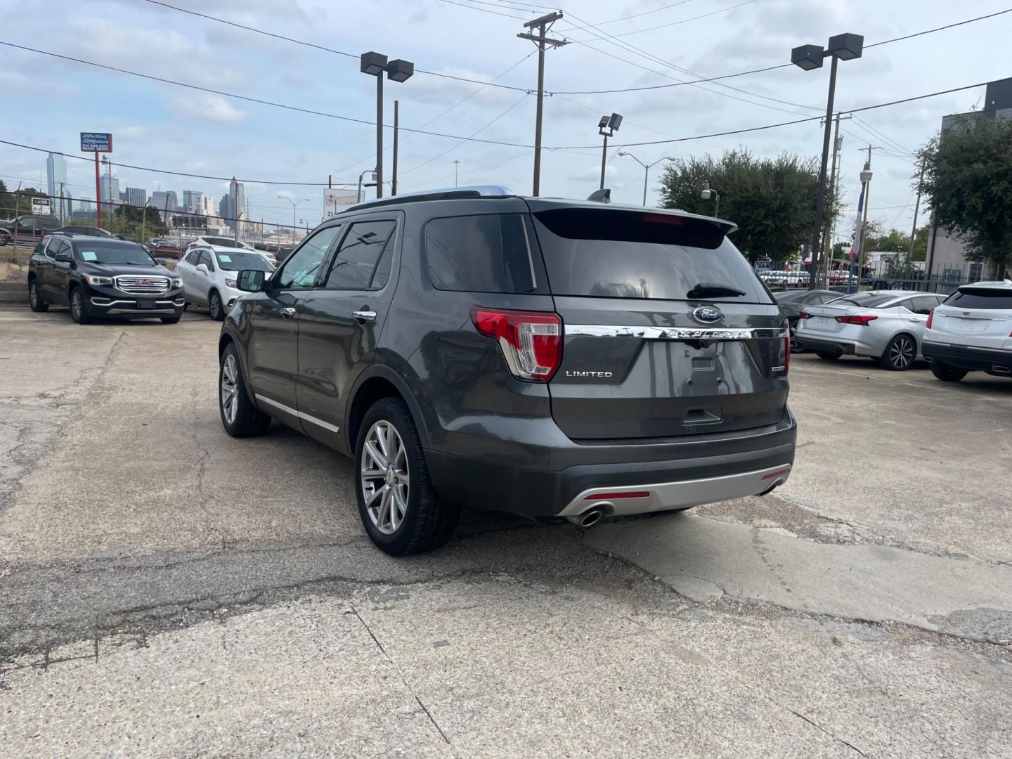 2016 Ford Explorer Limited FWD (1FM5K7F85GG) with an 3.5L V6 DOHC 24V engine, 6-Speed Automatic transmission, located at 945 E. Jefferson Blvd, Dallas, TX, 75203, (214) 943-7777, 32.752514, -96.811630 - Photo#1