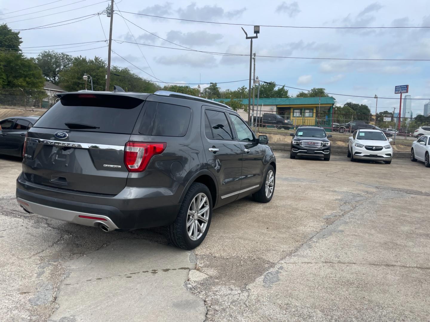 2016 Ford Explorer Limited FWD (1FM5K7F85GG) with an 3.5L V6 DOHC 24V engine, 6-Speed Automatic transmission, located at 945 E. Jefferson Blvd, Dallas, TX, 75203, (214) 943-7777, 32.752514, -96.811630 - Photo#2