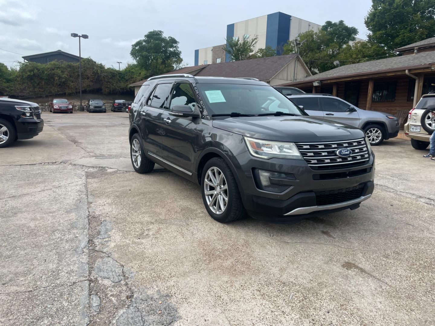 2016 Ford Explorer Limited FWD (1FM5K7F85GG) with an 3.5L V6 DOHC 24V engine, 6-Speed Automatic transmission, located at 945 E. Jefferson Blvd, Dallas, TX, 75203, (214) 943-7777, 32.752514, -96.811630 - Photo#3