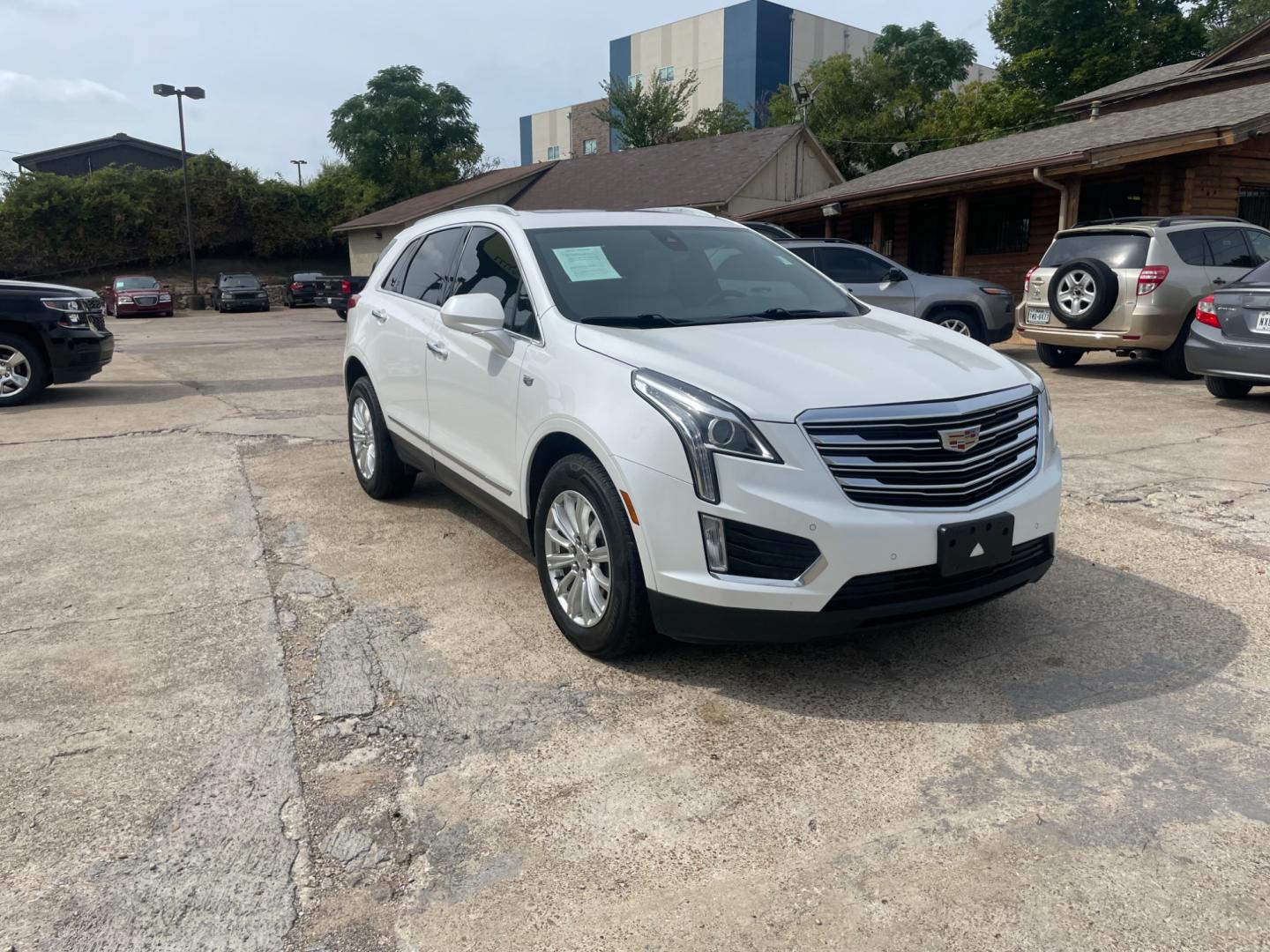 2019 Cadillac XT5 Luxury (1GYKNCRS4KZ) with an 3.6L V6 DOHC 24V engine, 8A transmission, located at 945 E. Jefferson Blvd, Dallas, TX, 75203, (214) 943-7777, 32.752514, -96.811630 - Photo#3