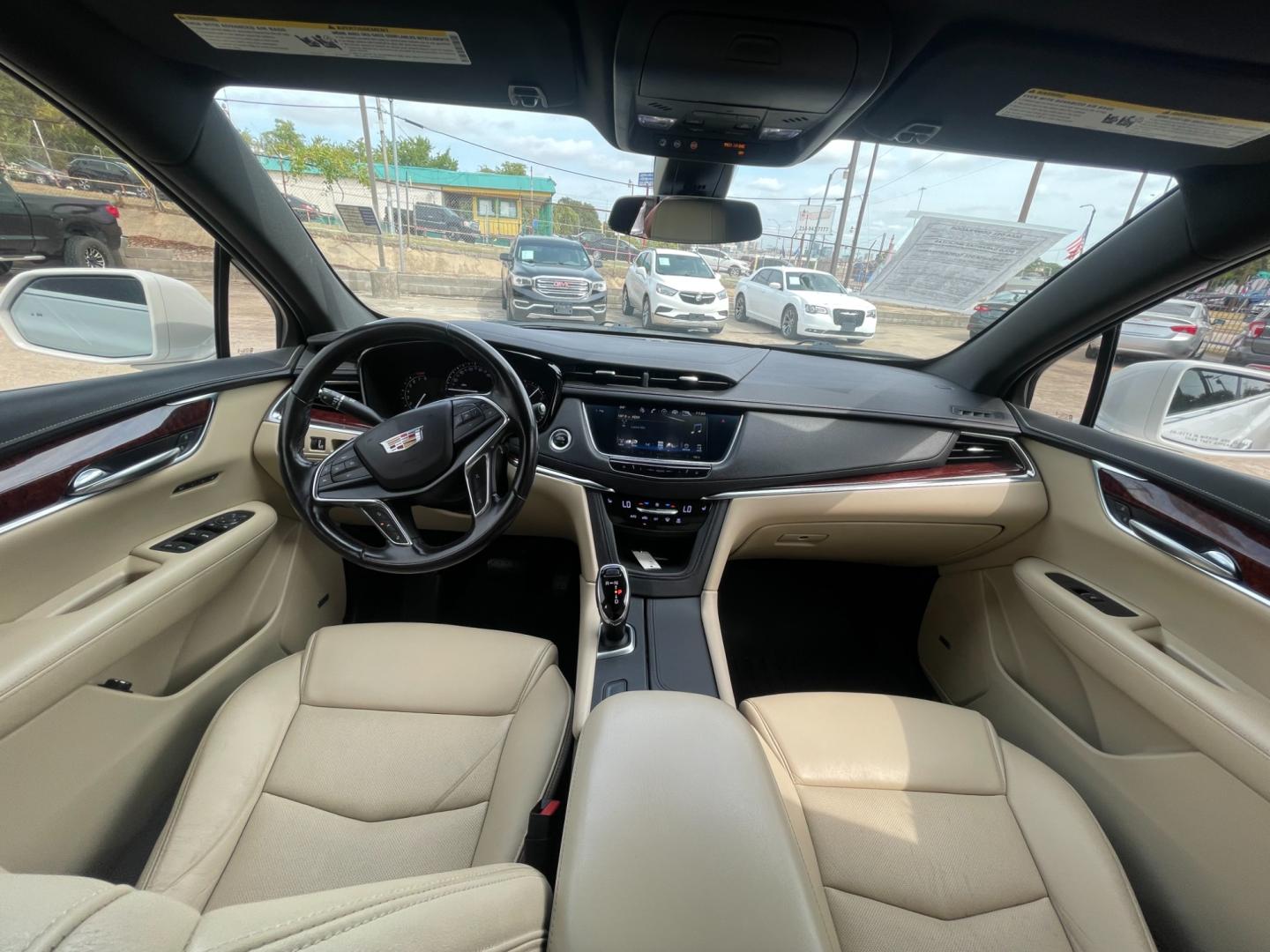 2019 Cadillac XT5 Luxury (1GYKNCRS4KZ) with an 3.6L V6 DOHC 24V engine, 8A transmission, located at 945 E. Jefferson Blvd, Dallas, TX, 75203, (214) 943-7777, 32.752514, -96.811630 - Photo#4