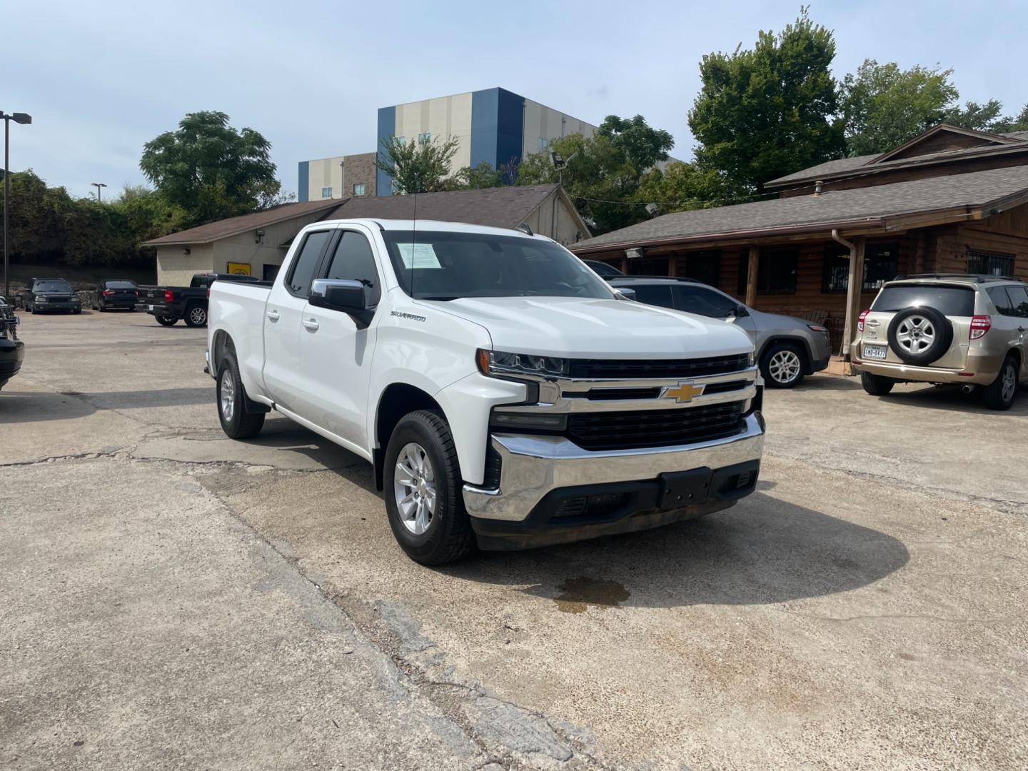 2020 Chevrolet Silverado 1500 LT Double Cab 2WD (1GCRWCEK2LZ) with an 2.7L L4 DOHC 16V TURBO engine, 6A transmission, located at 945 E. Jefferson Blvd, Dallas, TX, 75203, (214) 943-7777, 32.752514, -96.811630 - Photo#3