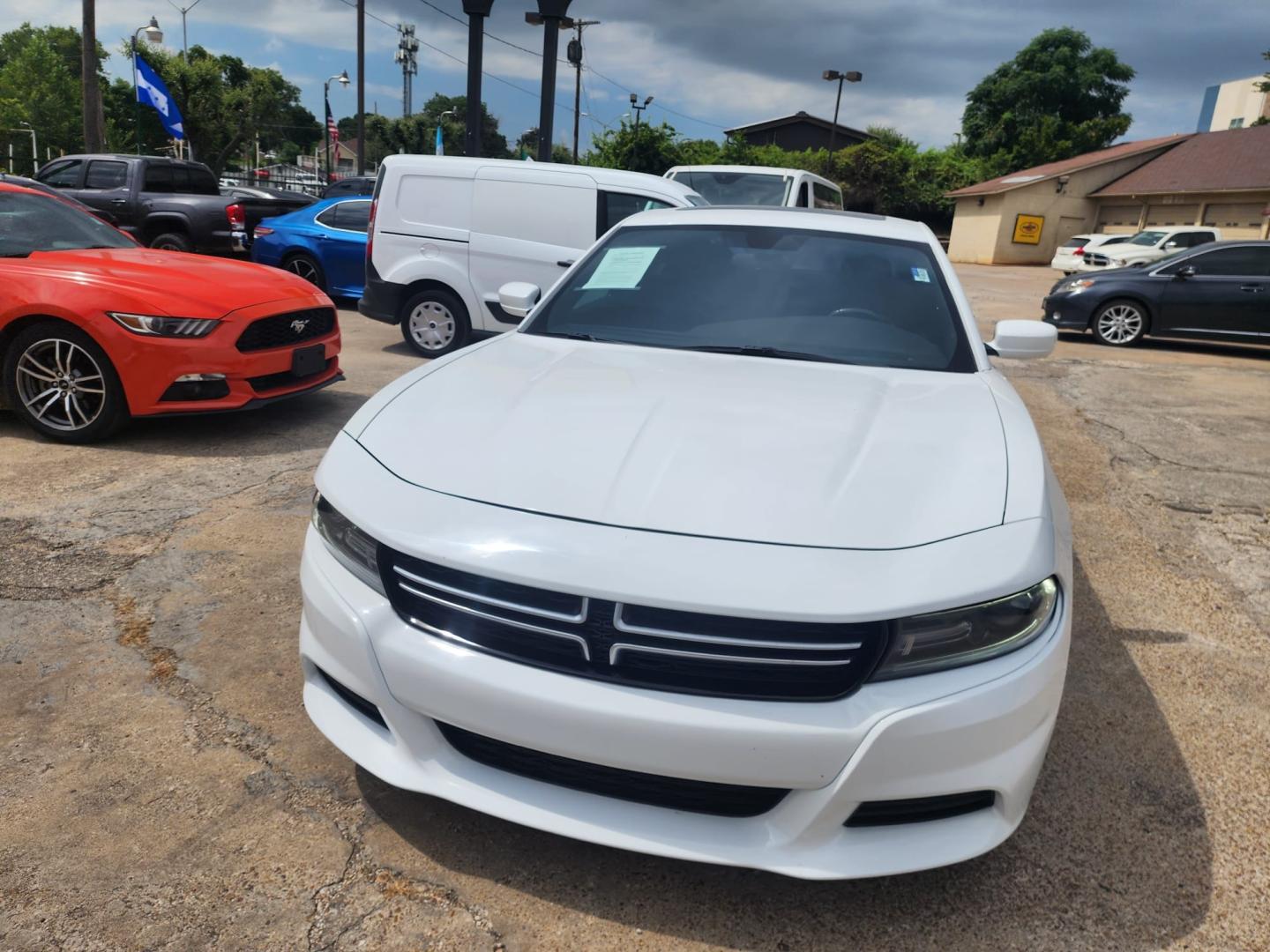 2019 white Dodge Charger SXT (2C3CDXBG9KH) with an 3.6L V6 DOHC 24V engine, 8A transmission, located at 945 E. Jefferson Blvd, Dallas, TX, 75203, (214) 943-7777, 32.752514, -96.811630 - Photo#1