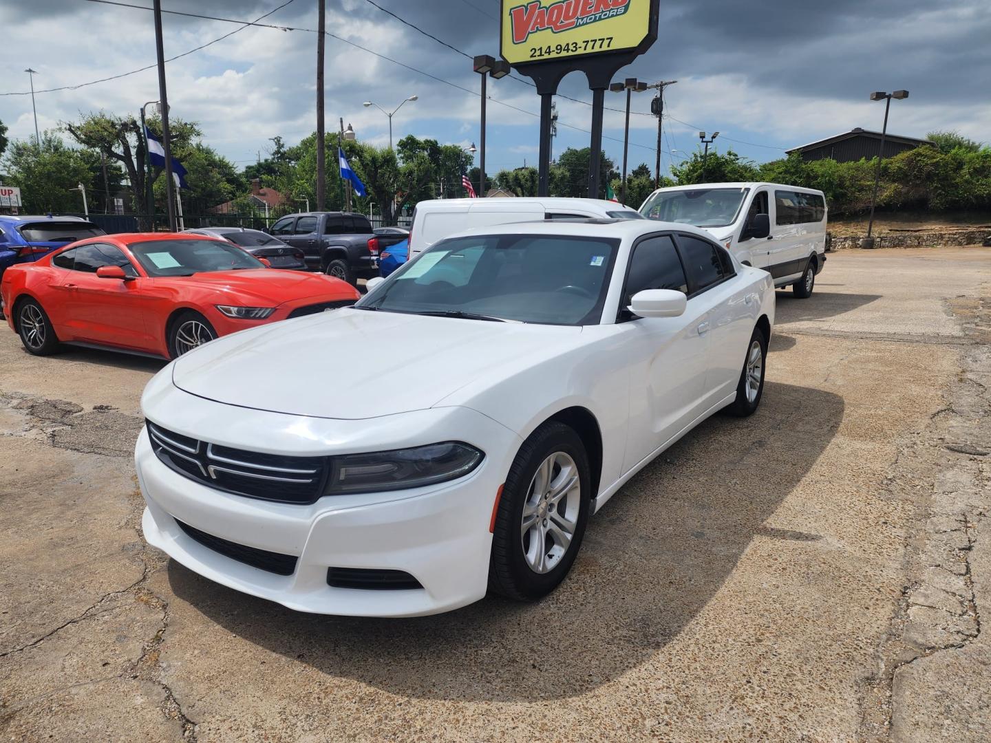 2019 white Dodge Charger SXT (2C3CDXBG9KH) with an 3.6L V6 DOHC 24V engine, 8A transmission, located at 945 E. Jefferson Blvd, Dallas, TX, 75203, (214) 943-7777, 32.752514, -96.811630 - Photo#0