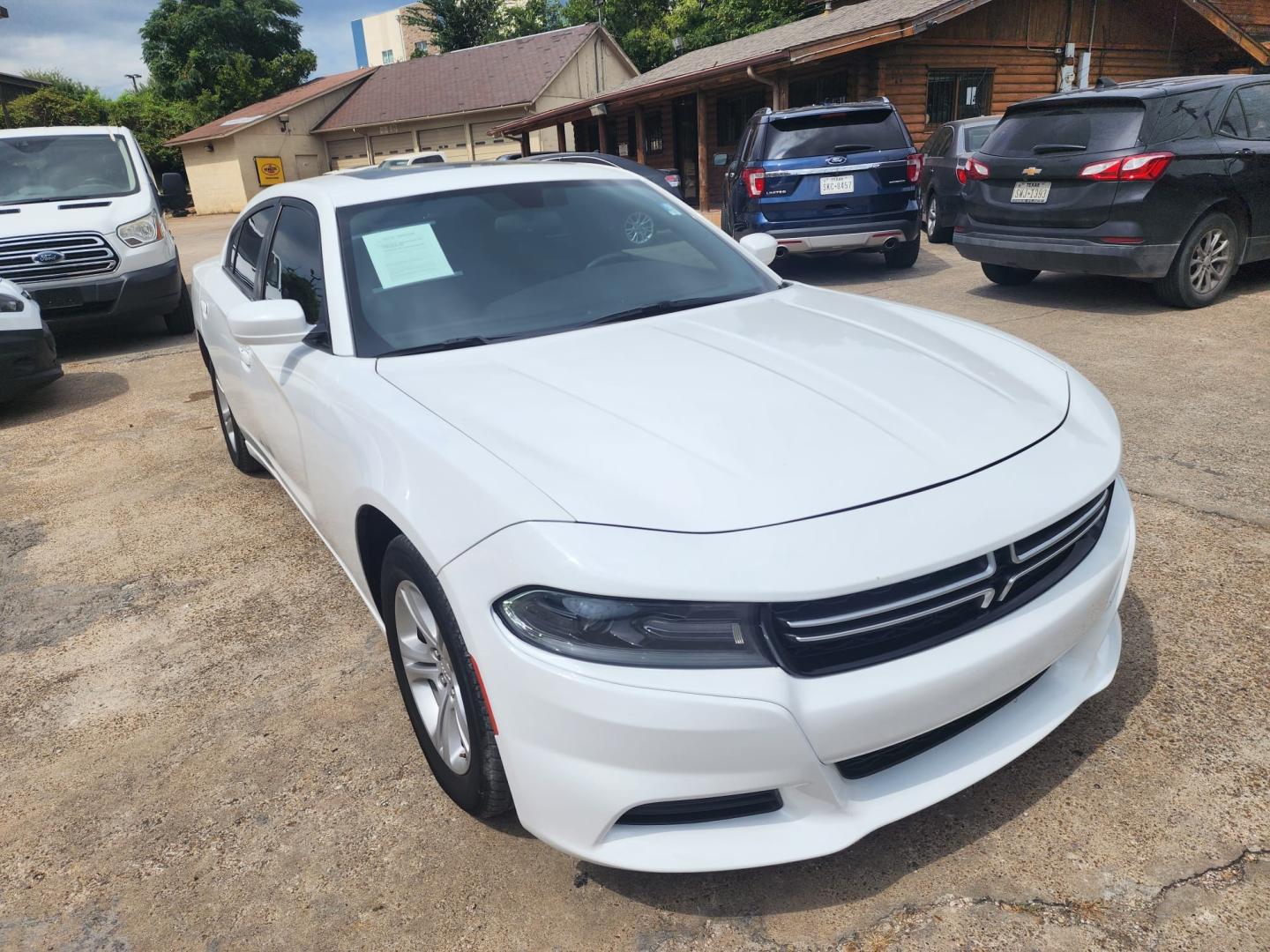 2019 white Dodge Charger SXT (2C3CDXBG9KH) with an 3.6L V6 DOHC 24V engine, 8A transmission, located at 945 E. Jefferson Blvd, Dallas, TX, 75203, (214) 943-7777, 32.752514, -96.811630 - Photo#2