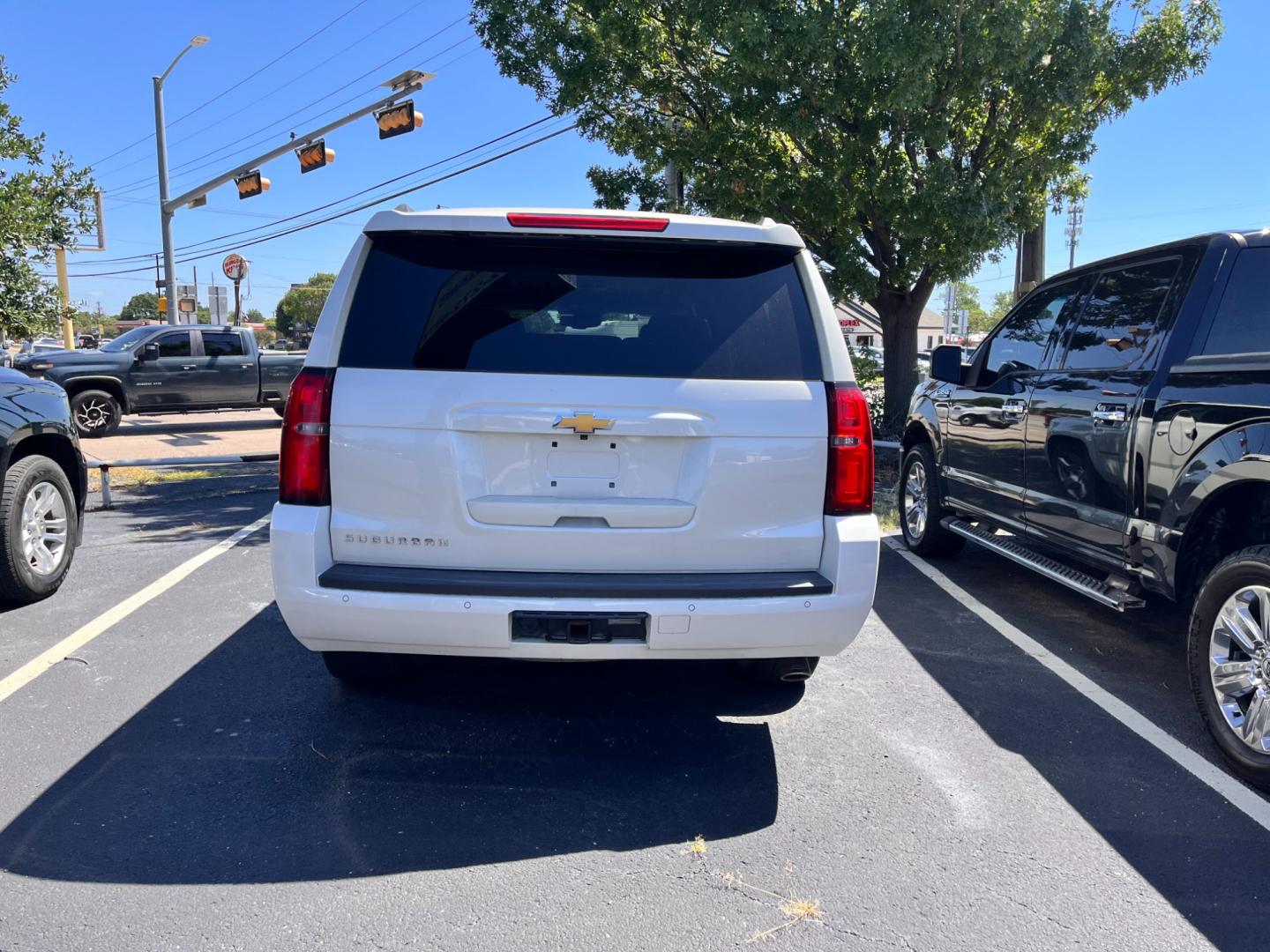 2015 Cream Chevrolet Suburban LT 1500 4WD (1GNSKJKCXFR) with an 5.3L V8 OHV 16V engine, 6-Speed Automatic transmission, located at 945 E. Jefferson Blvd, Dallas, TX, 75203, (214) 943-7777, 32.752514, -96.811630 - Photo#4