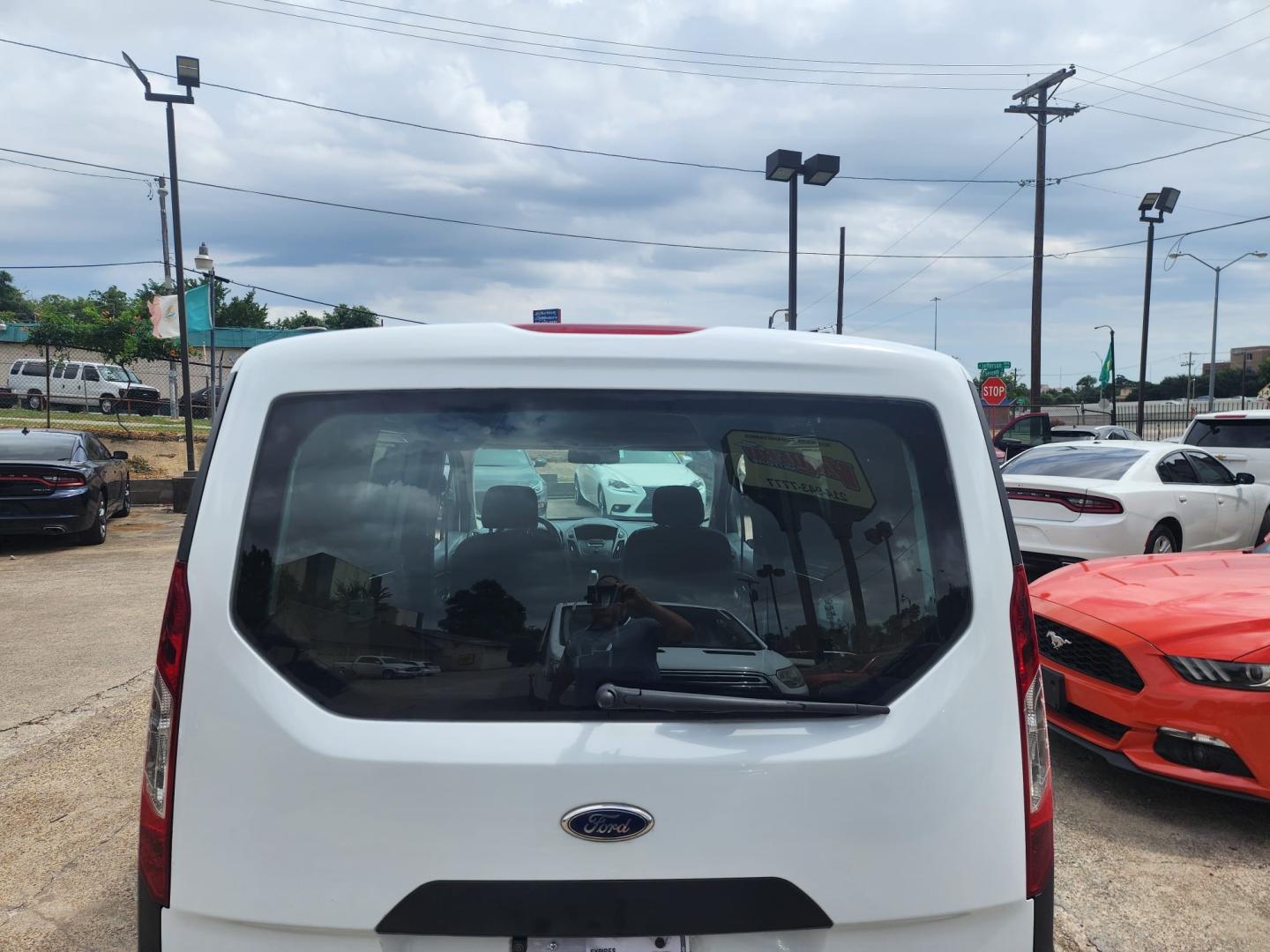 2016 white Ford Transit Connect Cargo Van XL LWB w/Rear Liftgate (NM0LE7E79G1) with an 2.5L L4 DOHC 16V engine, 6A transmission, located at 945 E. Jefferson Blvd, Dallas, TX, 75203, (214) 943-7777, 32.752514, -96.811630 - Photo#3