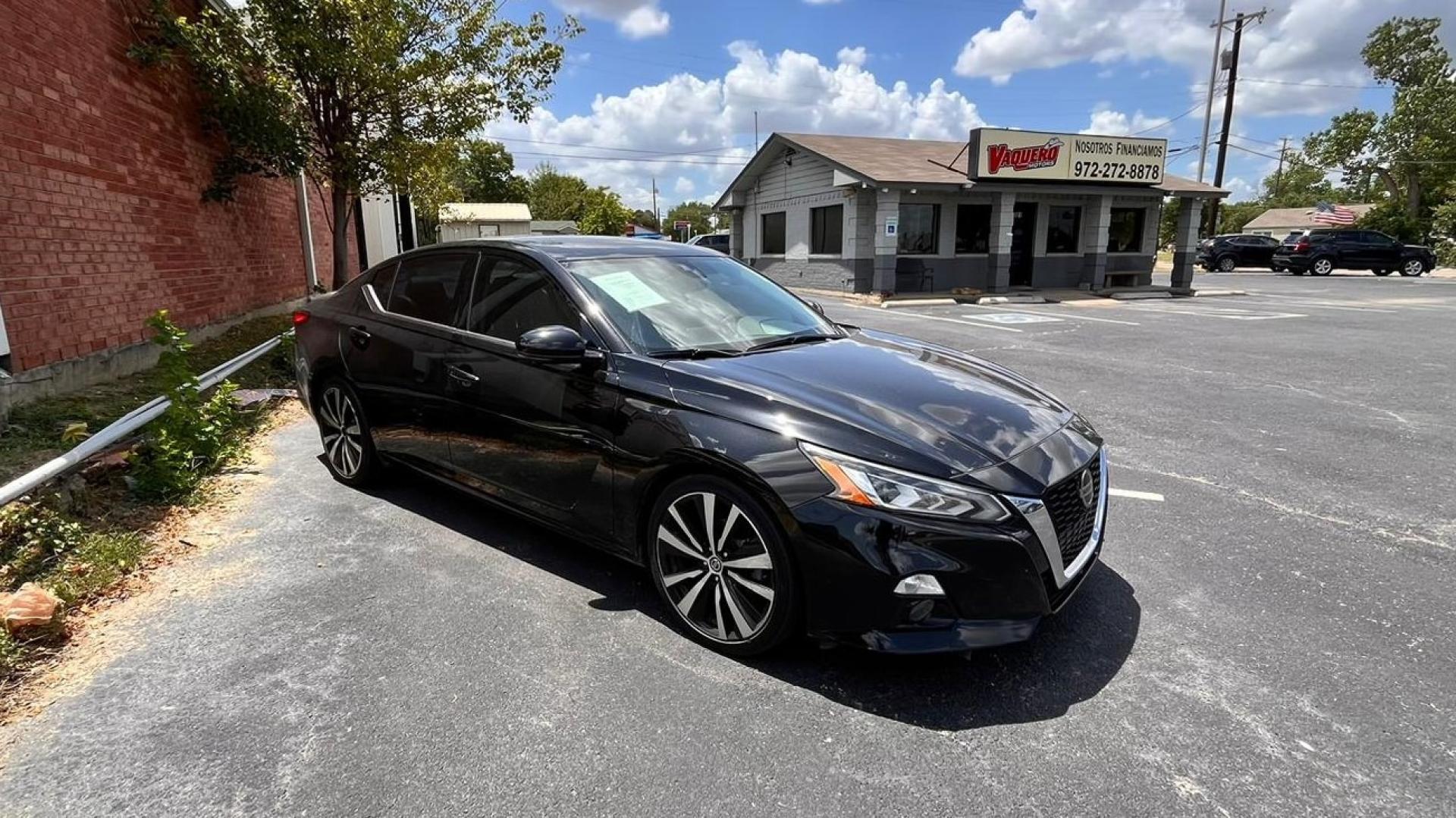 2019 Black Nissan Altima (1N4BL4FVXKC) , located at 945 E. Jefferson Blvd, Dallas, TX, 75203, (214) 943-7777, 32.752514, -96.811630 - Photo#2