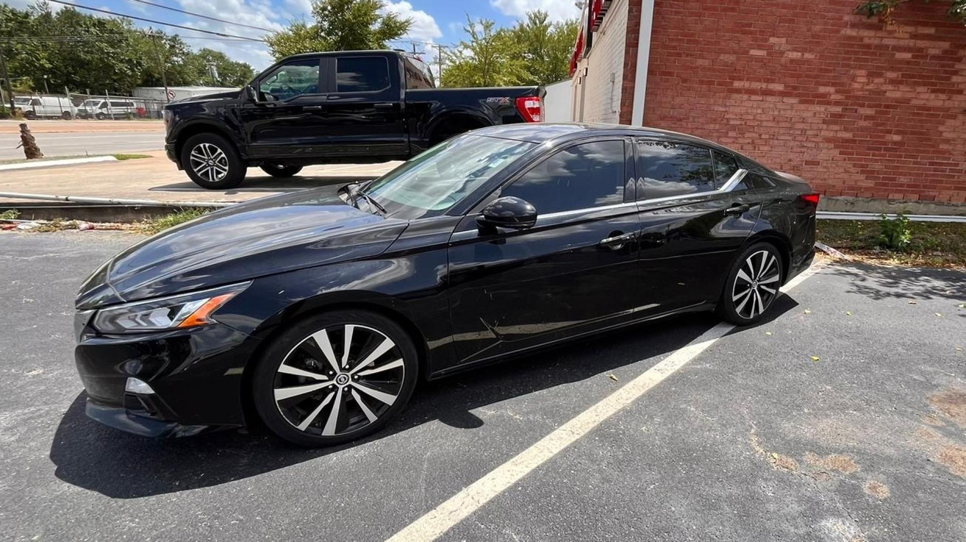 2019 Black Nissan Altima (1N4BL4FVXKC) , located at 945 E. Jefferson Blvd, Dallas, TX, 75203, (214) 943-7777, 32.752514, -96.811630 - Photo#0