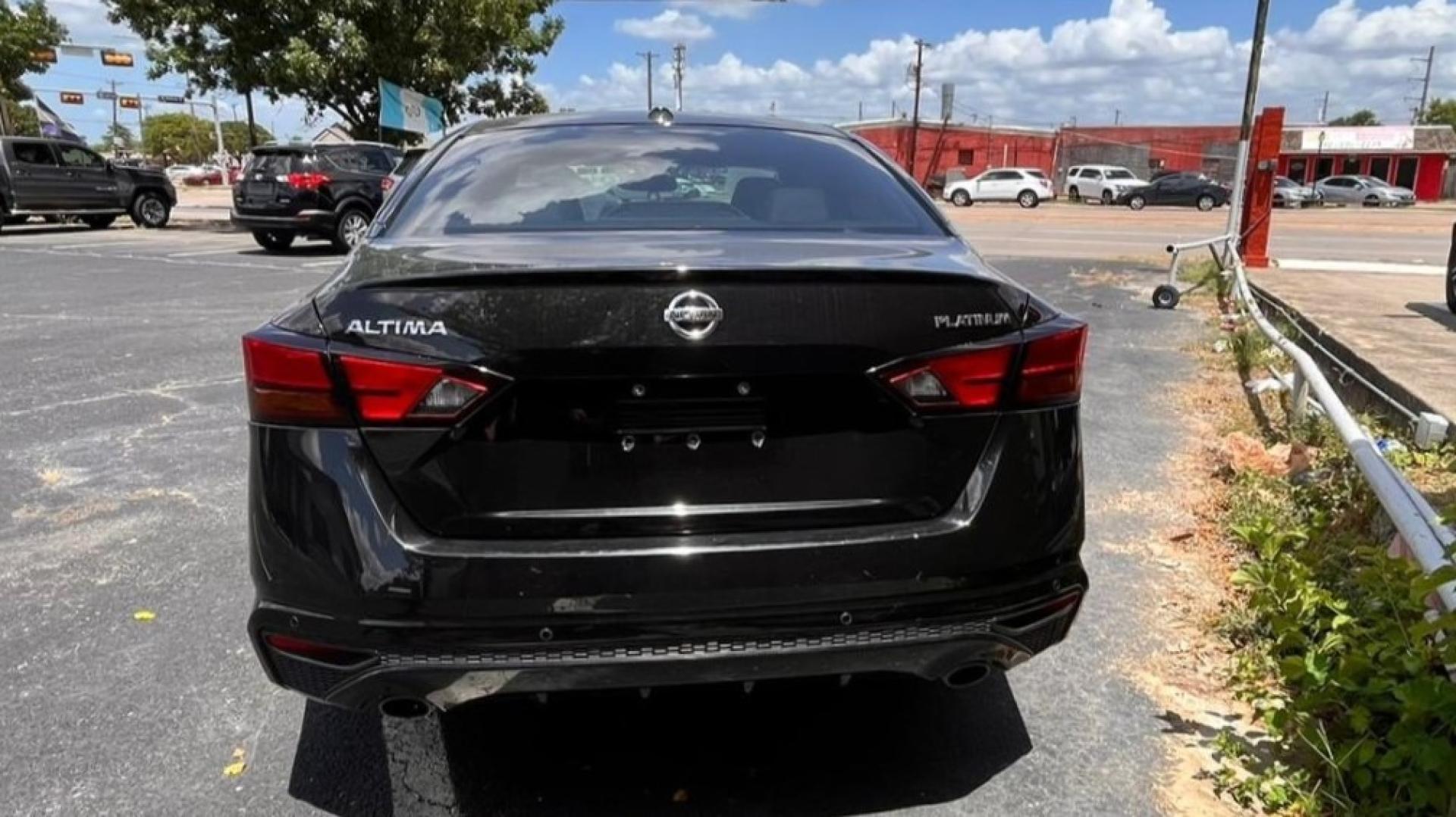 2019 Black Nissan Altima (1N4BL4FVXKC) , located at 945 E. Jefferson Blvd, Dallas, TX, 75203, (214) 943-7777, 32.752514, -96.811630 - Photo#3