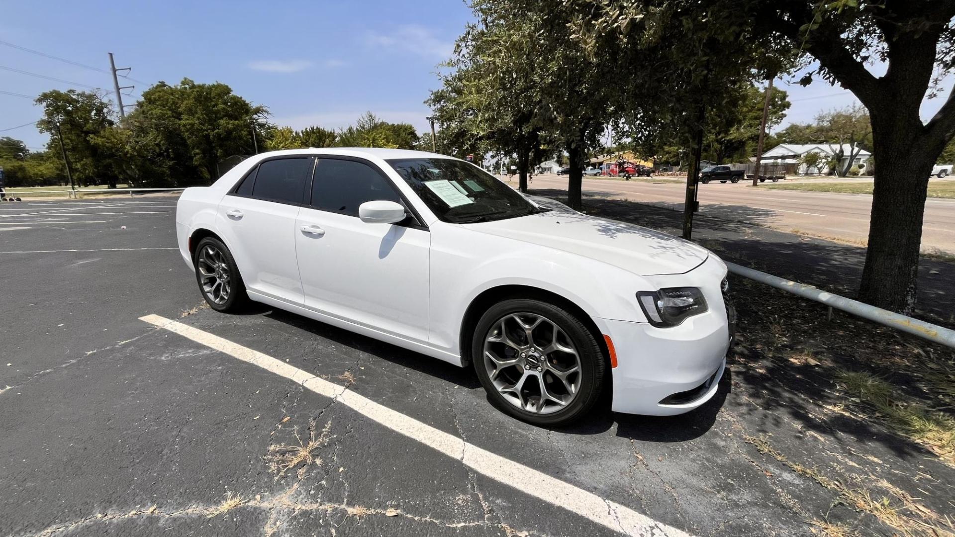 2018 white /Black Chrysler 300 S V6 AWD (2C3CCAGG2JH) with an 3.6L V6 DOHC 24V engine, 8A transmission, located at 945 E. Jefferson Blvd, Dallas, TX, 75203, (214) 943-7777, 32.752514, -96.811630 - Photo#2