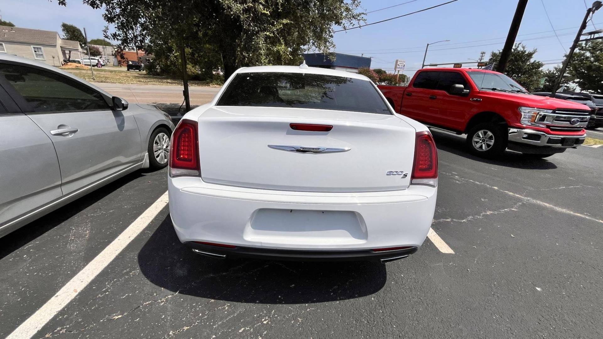 2018 white /Black Chrysler 300 S V6 AWD (2C3CCAGG2JH) with an 3.6L V6 DOHC 24V engine, 8A transmission, located at 945 E. Jefferson Blvd, Dallas, TX, 75203, (214) 943-7777, 32.752514, -96.811630 - Photo#4