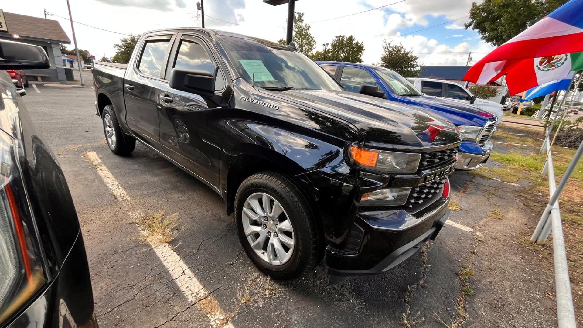 2021 /Black Chevrolet Silverado 1500 Custom Crew Cab Short Box 2WD (3GCPWBEK9MG) with an 2.7L L4 DOHC 16V TURBO engine, 6A transmission, located at 945 E. Jefferson Blvd, Dallas, TX, 75203, (214) 943-7777, 32.752514, -96.811630 - Photo#2