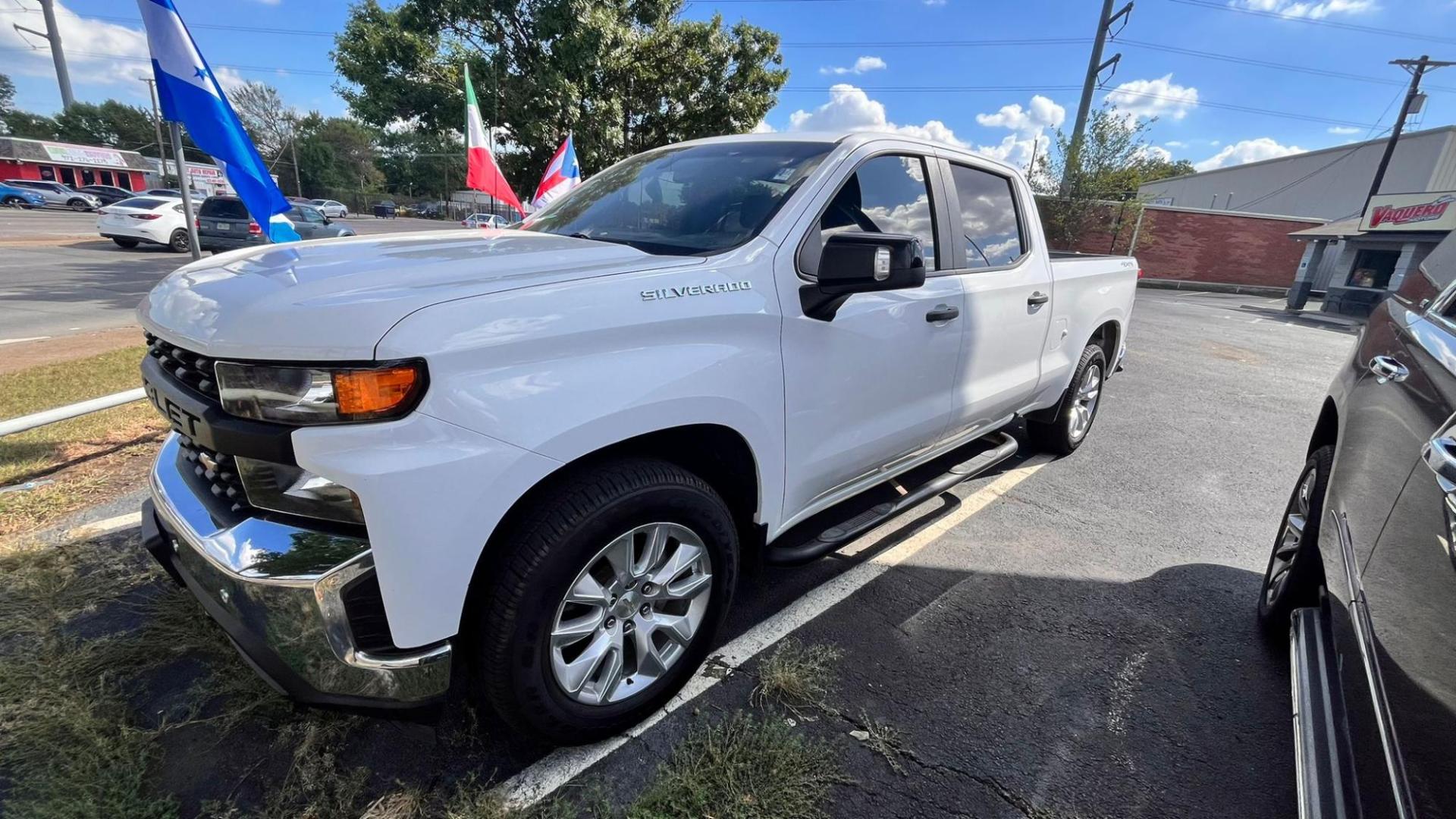 2019 WHITE /Black Chevrolet Silverado 1500 Work Truck Crew Cab Long Box 4WD (3GCUYAEFXKG) with an 5.3L V8 OHV 16V engine, 6A transmission, located at 945 E. Jefferson Blvd, Dallas, TX, 75203, (214) 943-7777, 32.752514, -96.811630 - Photo#0