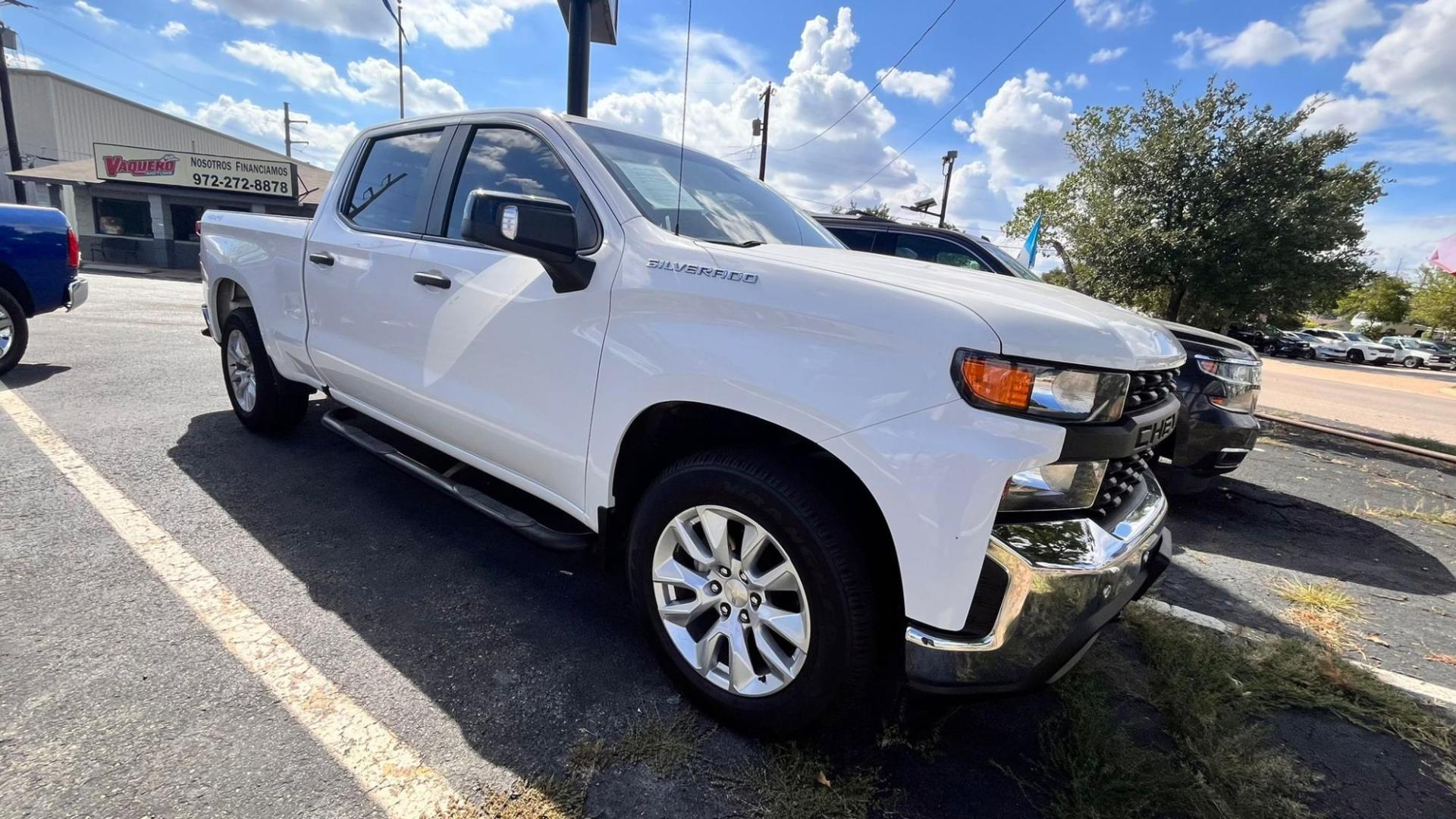 2019 WHITE /Black Chevrolet Silverado 1500 Work Truck Crew Cab Long Box 4WD (3GCUYAEFXKG) with an 5.3L V8 OHV 16V engine, 6A transmission, located at 945 E. Jefferson Blvd, Dallas, TX, 75203, (214) 943-7777, 32.752514, -96.811630 - Photo#2