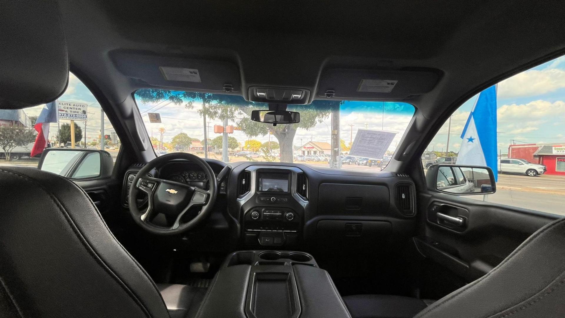 2019 WHITE /Black Chevrolet Silverado 1500 Work Truck Crew Cab Long Box 4WD (3GCUYAEFXKG) with an 5.3L V8 OHV 16V engine, 6A transmission, located at 945 E. Jefferson Blvd, Dallas, TX, 75203, (214) 943-7777, 32.752514, -96.811630 - Photo#4