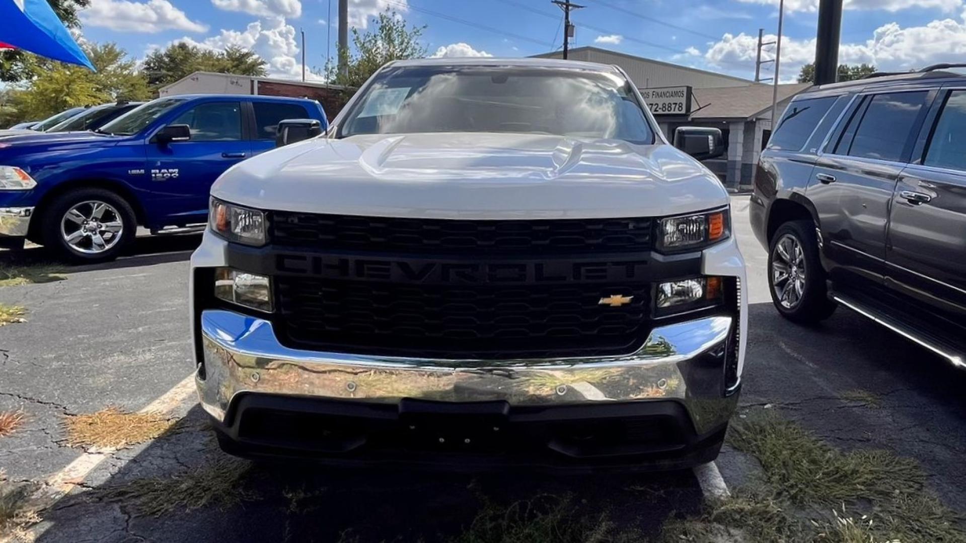 2019 WHITE /Black Chevrolet Silverado 1500 Work Truck Crew Cab Long Box 4WD (3GCUYAEFXKG) with an 5.3L V8 OHV 16V engine, 6A transmission, located at 945 E. Jefferson Blvd, Dallas, TX, 75203, (214) 943-7777, 32.752514, -96.811630 - Photo#1