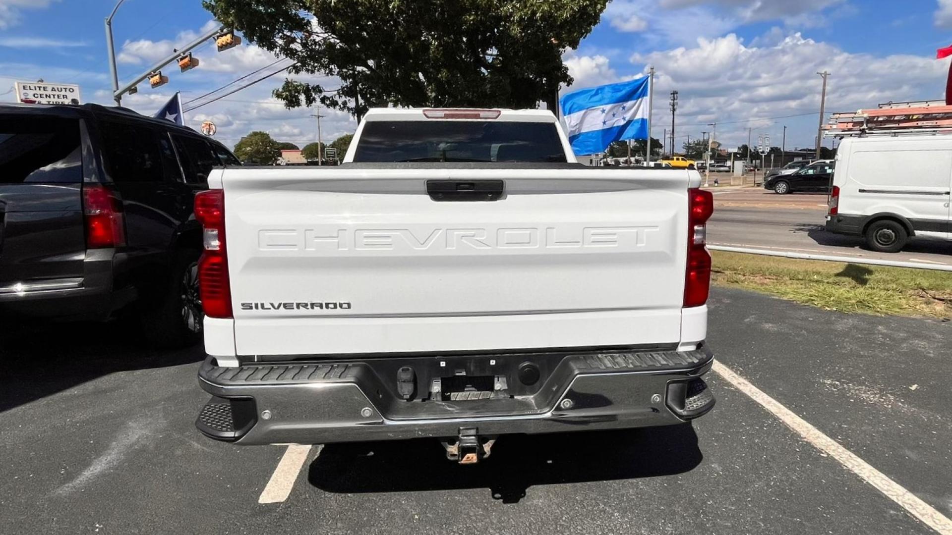 2019 WHITE /Black Chevrolet Silverado 1500 Work Truck Crew Cab Long Box 4WD (3GCUYAEFXKG) with an 5.3L V8 OHV 16V engine, 6A transmission, located at 945 E. Jefferson Blvd, Dallas, TX, 75203, (214) 943-7777, 32.752514, -96.811630 - Photo#3