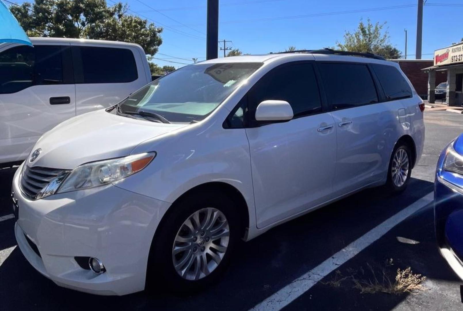 2015 white Toyota Sienna XLE FWD 8-Passenger V6 (5TDYK3DC5FS) with an 3.5L V6 EFI DOHC 24V engine, 5-Speed Automatic transmission, located at 945 E. Jefferson Blvd, Dallas, TX, 75203, (214) 943-7777, 32.752514, -96.811630 - Photo#0