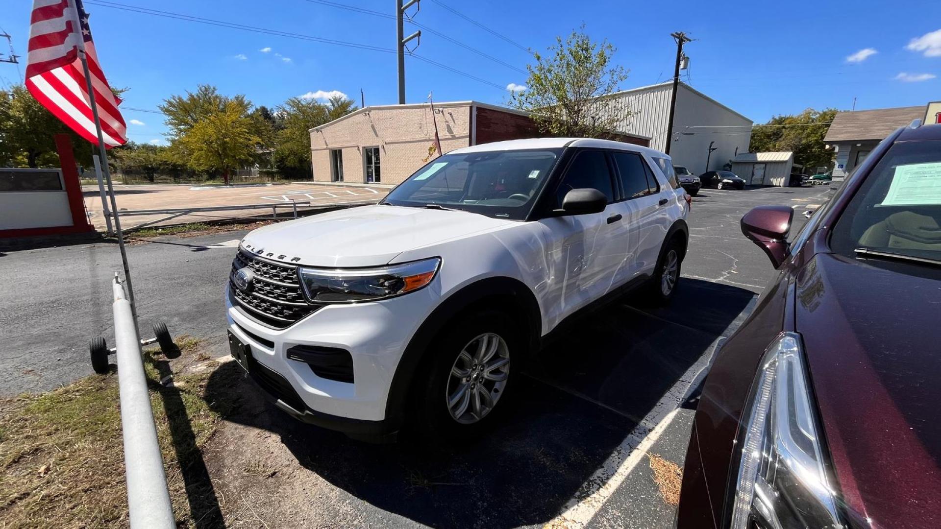 2021 white Ford Explorer Base (1FMSK7BH5MG) with an 2.3L L4 DOHC 16V engine, 10A transmission, located at 945 E. Jefferson Blvd, Dallas, TX, 75203, (214) 943-7777, 32.752514, -96.811630 - Photo#0