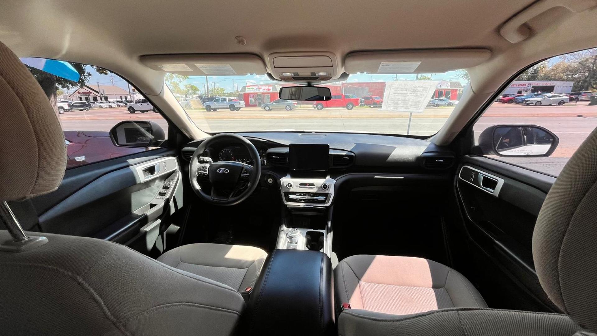 2021 white Ford Explorer Base (1FMSK7BH5MG) with an 2.3L L4 DOHC 16V engine, 10A transmission, located at 945 E. Jefferson Blvd, Dallas, TX, 75203, (214) 943-7777, 32.752514, -96.811630 - Photo#4