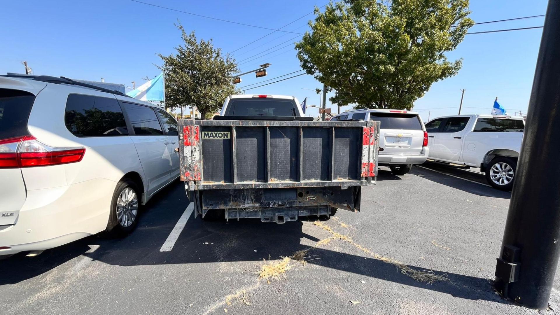 2017 white Ford F-250 SD King Ranch Crew Cab 4WD (1FT7W2B67HE) with an 6.2L V8 OHV 16V engine, 6A transmission, located at 945 E. Jefferson Blvd, Dallas, TX, 75203, (214) 943-7777, 32.752514, -96.811630 - Photo#3