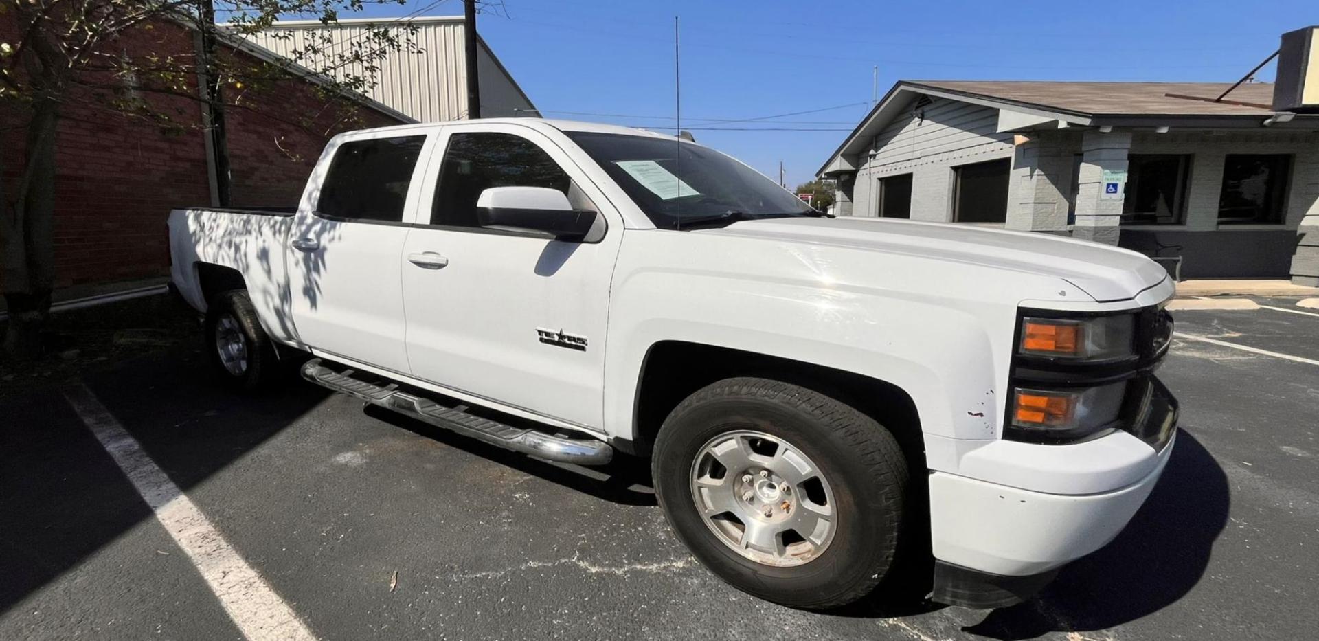 2014 white Chevrolet Silverado 1500 1LT Crew Cab 2WD (3GCPCREC9EG) with an 4.8L V8 OHV 16V engine, 6-Speed Automatic transmission, located at 945 E. Jefferson Blvd, Dallas, TX, 75203, (214) 943-7777, 32.752514, -96.811630 - Photo#2