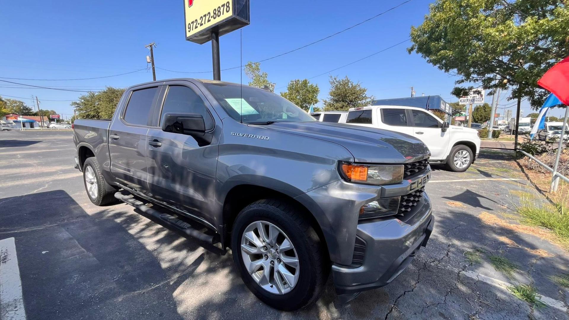 2020 Chevrolet Silverado 1500 Custom Crew Cab Short Box 2WD (3GCPWBEK9LG) with an 2.7L L4 DOHC 16V TURBO engine, 6A transmission, located at 945 E. Jefferson Blvd, Dallas, TX, 75203, (214) 943-7777, 32.752514, -96.811630 - Photo#2