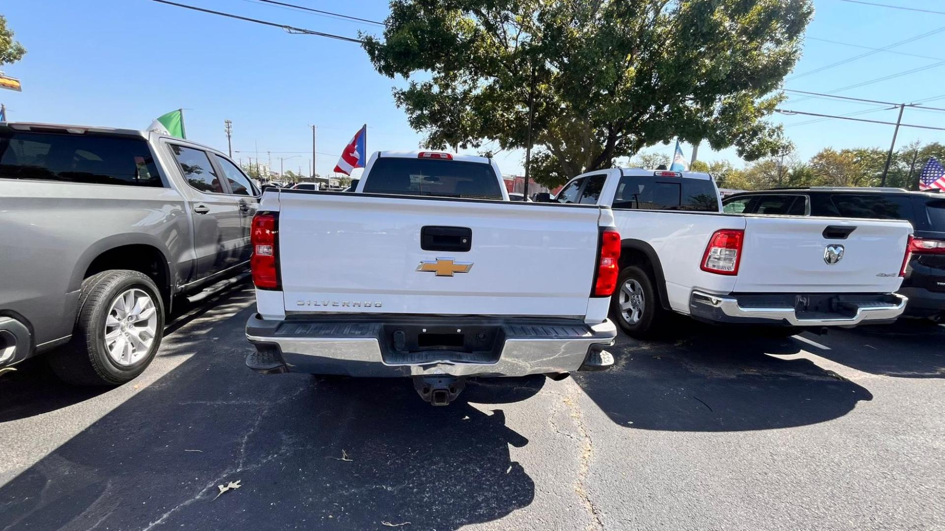 2019 white Chevrolet Silverado 2500HD Work Truck 2WD (1GC1CREG7KF) with an 6.0L V8 OHV 16V FFV engine, 6A transmission, located at 945 E. Jefferson Blvd, Dallas, TX, 75203, (214) 943-7777, 32.752514, -96.811630 - Photo#3