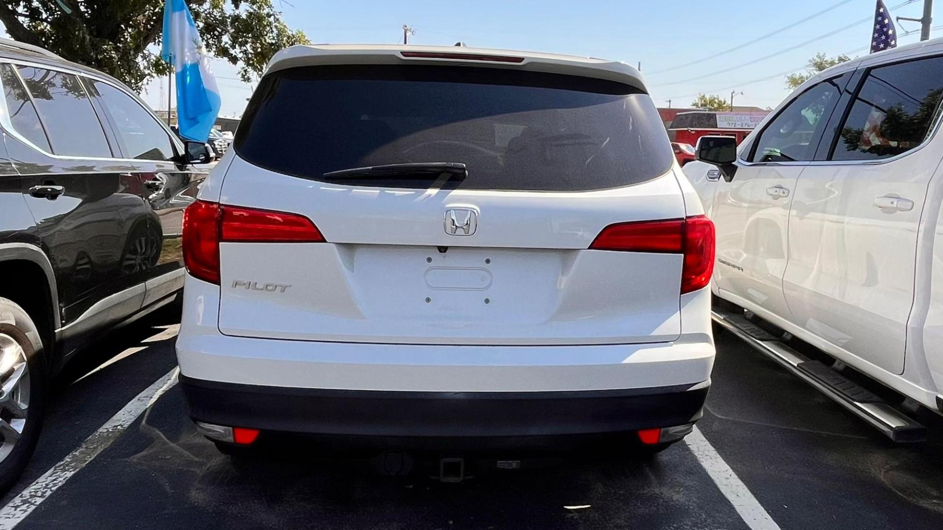 2016 white Honda Pilot EXLN 2WD (5FNYF5H76GB) with an 3.5L V6 SOHC 24V engine, 6-Speed Automatic transmission, located at 945 E. Jefferson Blvd, Dallas, TX, 75203, (214) 943-7777, 32.752514, -96.811630 - Photo#3