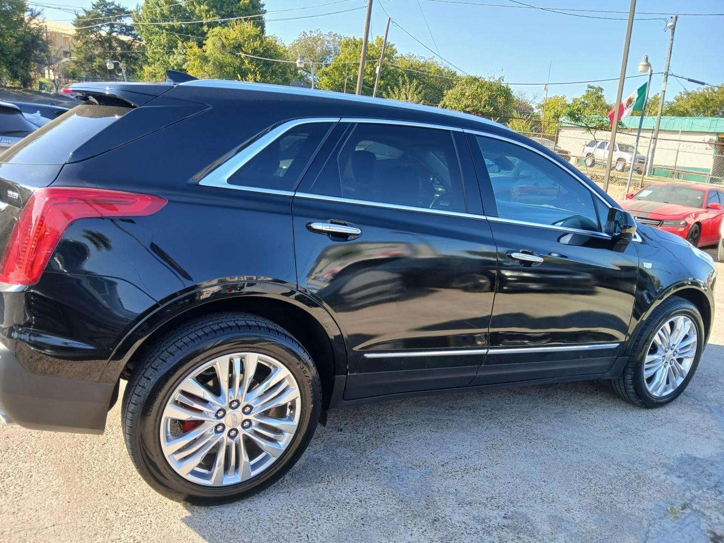 2019 Black Cadillac XT5 Premium Luxury (1GYKNERS4KZ) with an 3.6L V6 DOHC 24V engine, 8A transmission, located at 945 E. Jefferson Blvd, Dallas, TX, 75203, (214) 943-7777, 32.752514, -96.811630 - Photo#2