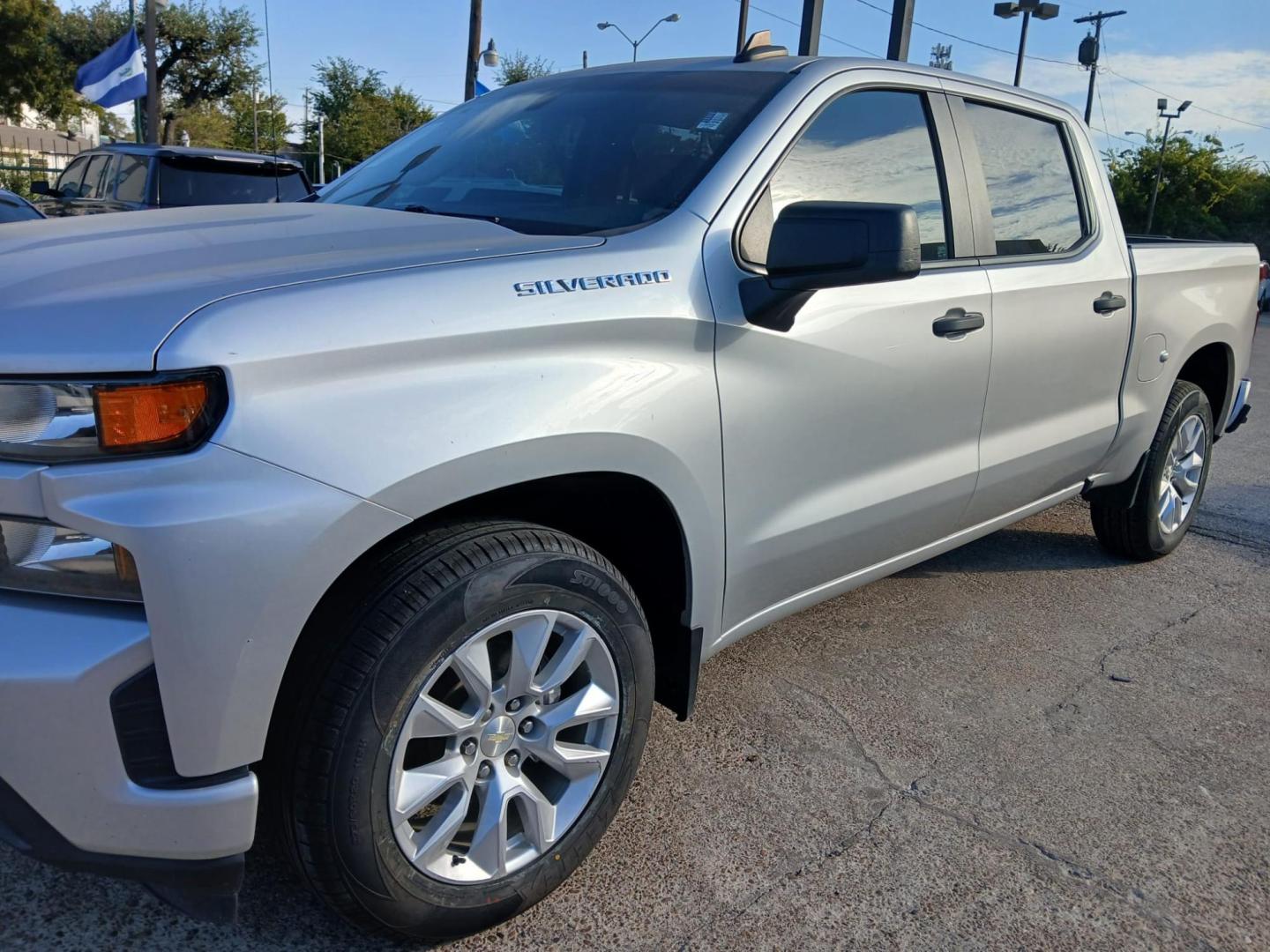 2019 Silver Chevrolet Silverado 1500 Custom Crew Cab Short Box 2WD (3GCPWBEH5KG) with an 4.3L V6 engine, 6A transmission, located at 945 E. Jefferson Blvd, Dallas, TX, 75203, (214) 943-7777, 32.752514, -96.811630 - Photo#0