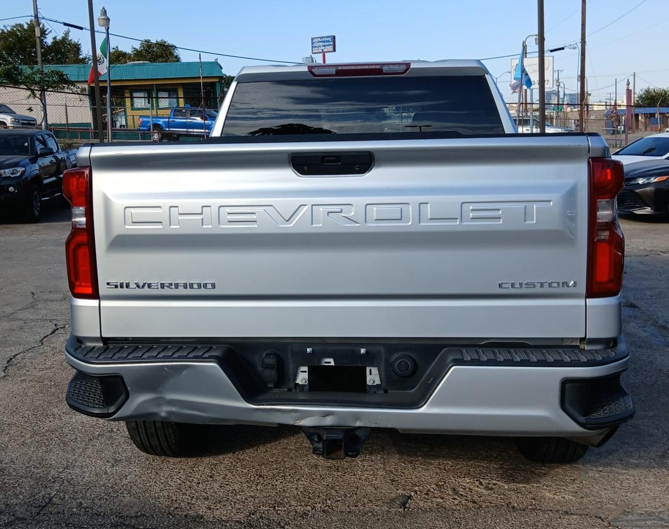 2019 Silver Chevrolet Silverado 1500 Custom Crew Cab Short Box 2WD (3GCPWBEH5KG) with an 4.3L V6 engine, 6A transmission, located at 945 E. Jefferson Blvd, Dallas, TX, 75203, (214) 943-7777, 32.752514, -96.811630 - Photo#3