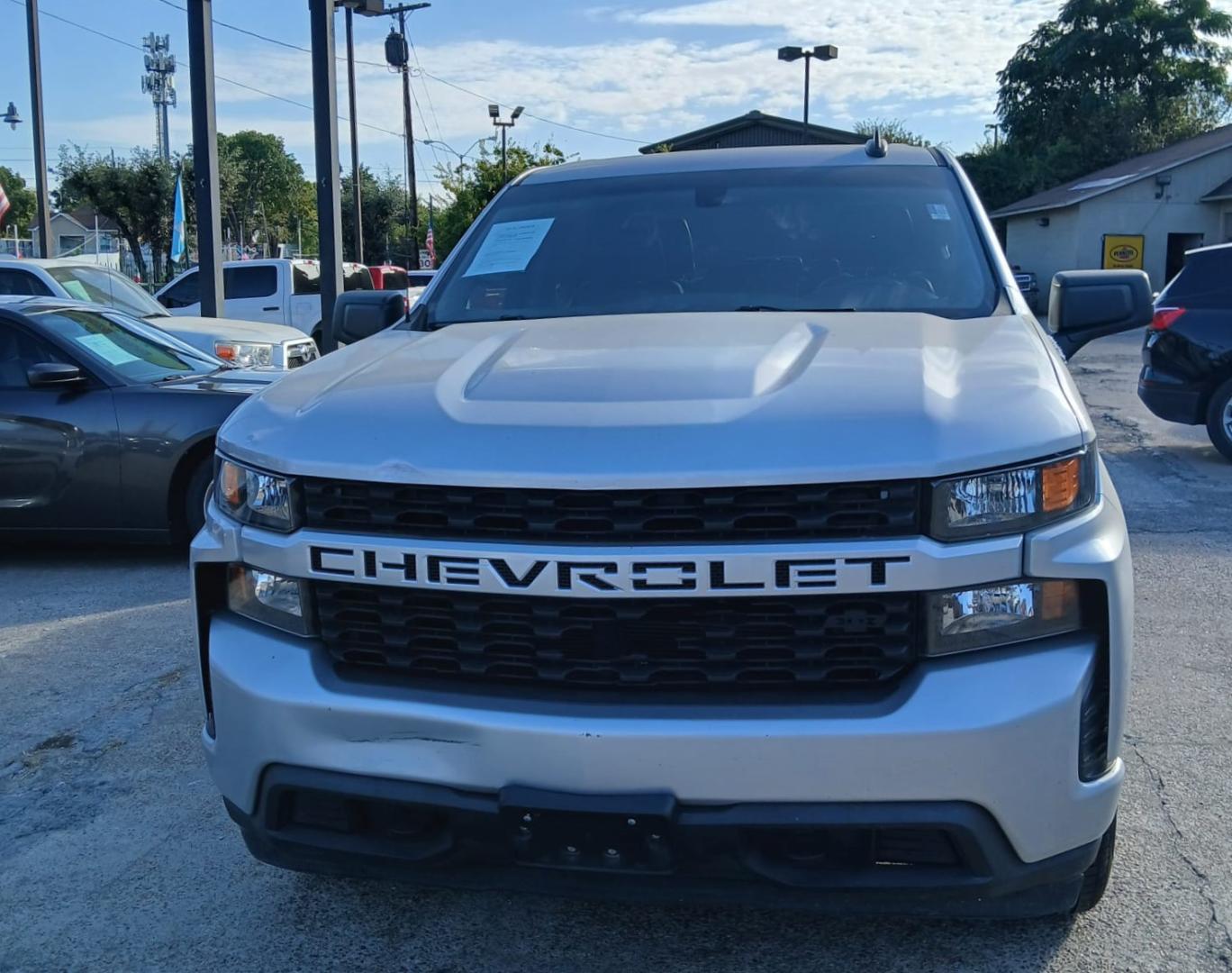 2019 Silver Chevrolet Silverado 1500 Custom Crew Cab Short Box 2WD (3GCPWBEH5KG) with an 4.3L V6 engine, 6A transmission, located at 945 E. Jefferson Blvd, Dallas, TX, 75203, (214) 943-7777, 32.752514, -96.811630 - Photo#1