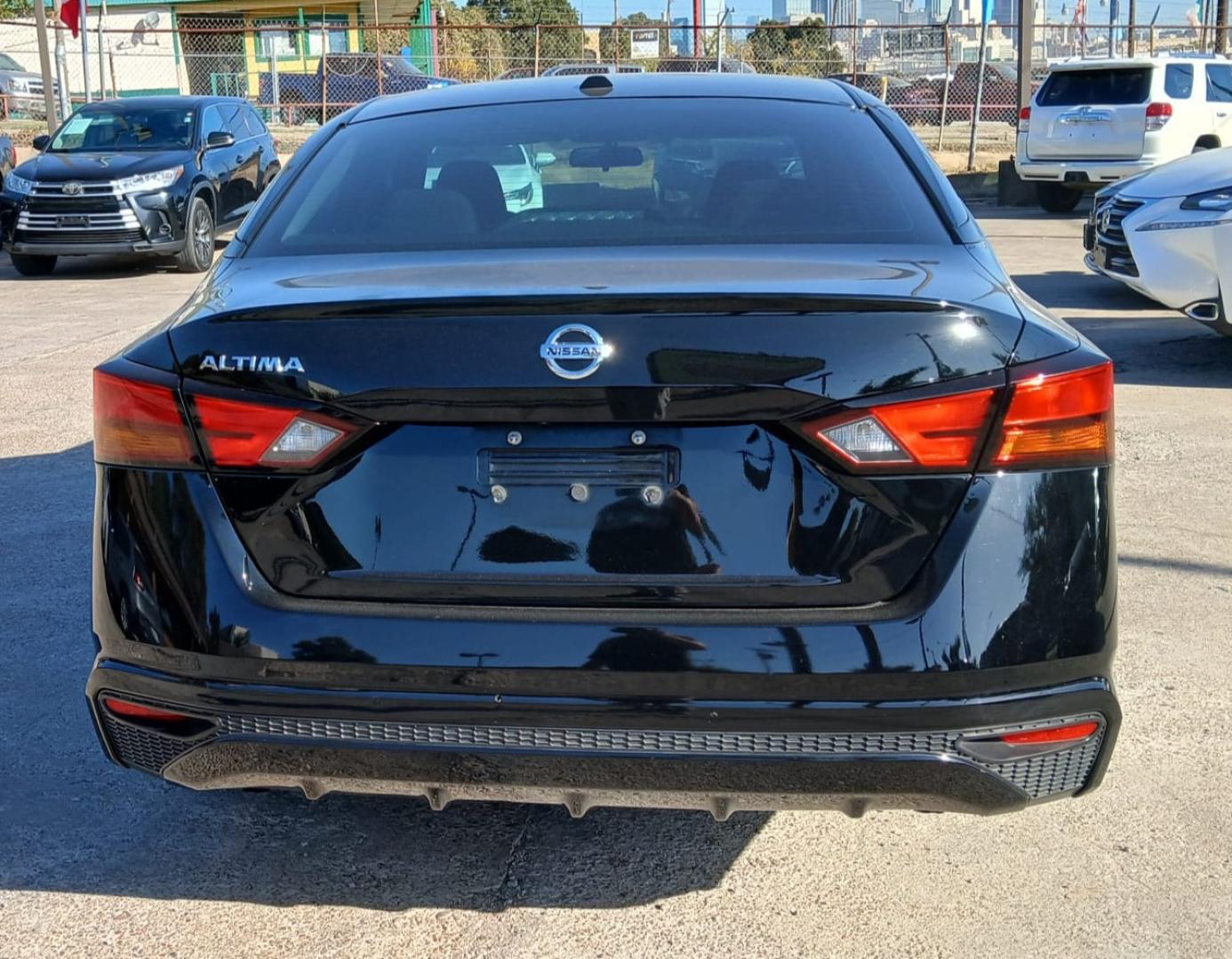 2019 Black Nissan Altima 2.5 S (1N4BL4BV8KC) with an 2.5L L4 DOHC 16V engine, CVT transmission, located at 945 E. Jefferson Blvd, Dallas, TX, 75203, (214) 943-7777, 32.752514, -96.811630 - Photo#3