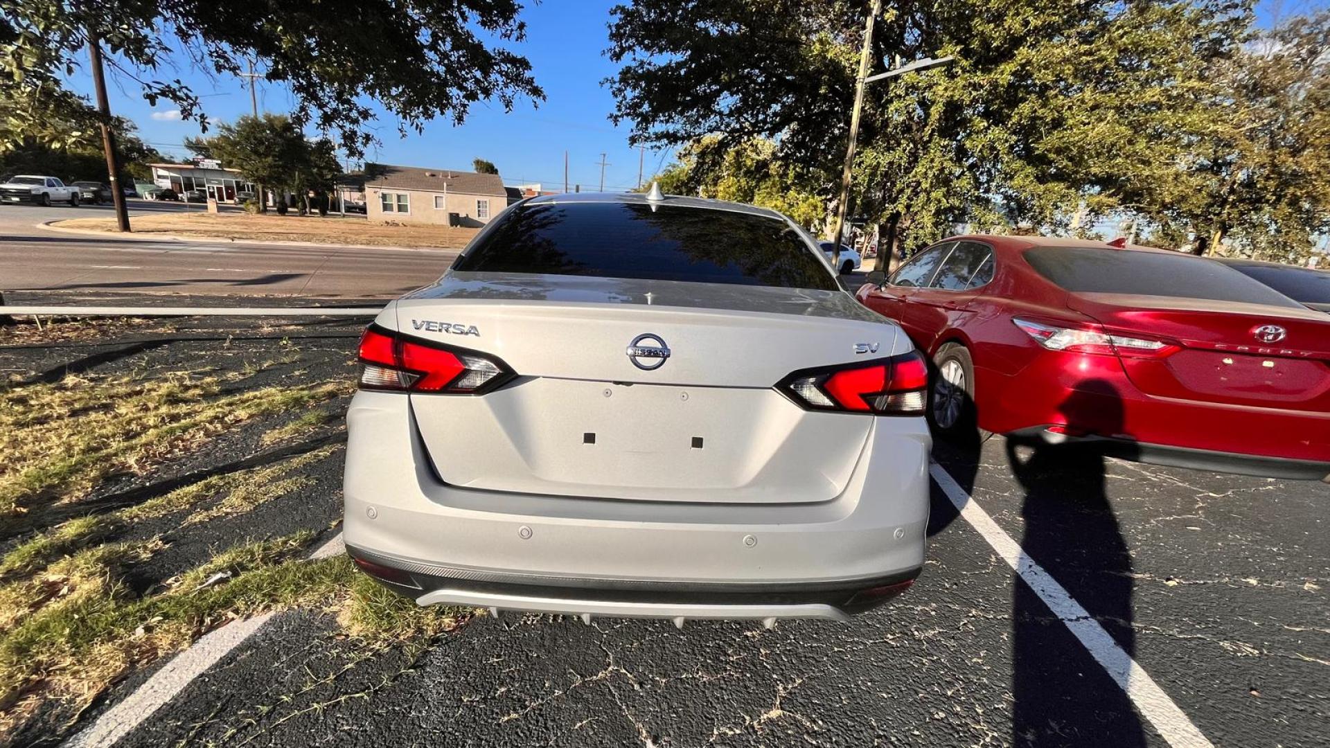 2020 Silver Nissan Versa SV (3N1CN8EV2LL) with an 1.6L L4 DOHC 16V engine, CVT transmission, located at 945 E. Jefferson Blvd, Dallas, TX, 75203, (214) 943-7777, 32.752514, -96.811630 - Photo#3