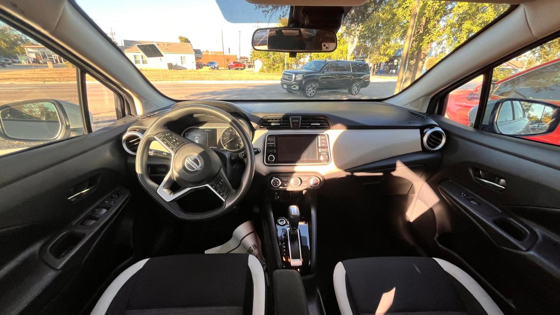 2020 Silver Nissan Versa SV (3N1CN8EV2LL) with an 1.6L L4 DOHC 16V engine, CVT transmission, located at 945 E. Jefferson Blvd, Dallas, TX, 75203, (214) 943-7777, 32.752514, -96.811630 - Photo#4