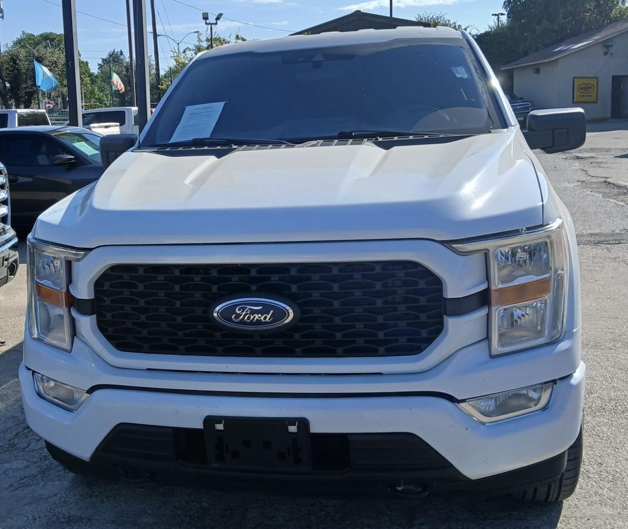 2022 white Ford F-150 XLT SuperCrew 6.5-ft. Bed 4WD (1FTEW1EP5NF) with an 2.7L V6 DOHC 24V engine, 6A transmission, located at 945 E. Jefferson Blvd, Dallas, TX, 75203, (214) 943-7777, 32.752514, -96.811630 - Photo#1