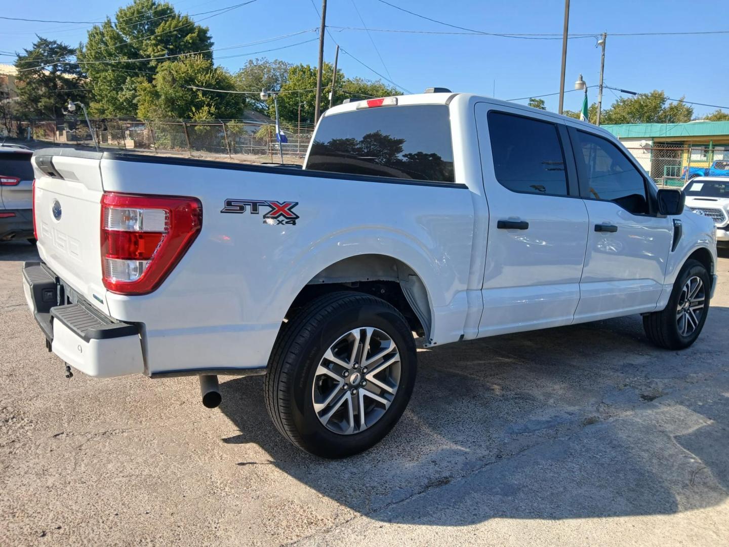 2022 white Ford F-150 XLT SuperCrew 6.5-ft. Bed 4WD (1FTEW1EP5NF) with an 2.7L V6 DOHC 24V engine, 6A transmission, located at 945 E. Jefferson Blvd, Dallas, TX, 75203, (214) 943-7777, 32.752514, -96.811630 - Photo#2