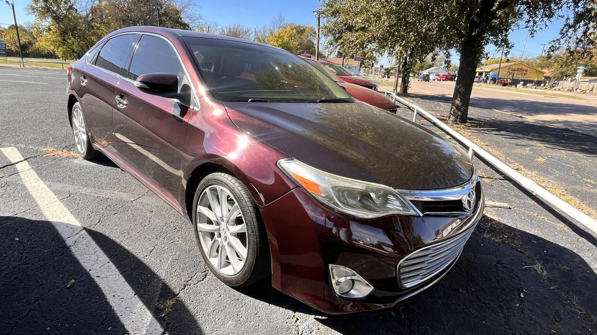 2013 Maroon Toyota Avalon XLE (4T1BK1EB8DU) with an 3.5L V6 DOHC 24V engine, 6-Speed Automatic transmission, located at 945 E. Jefferson Blvd, Dallas, TX, 75203, (214) 943-7777, 32.752514, -96.811630 - Photo#2