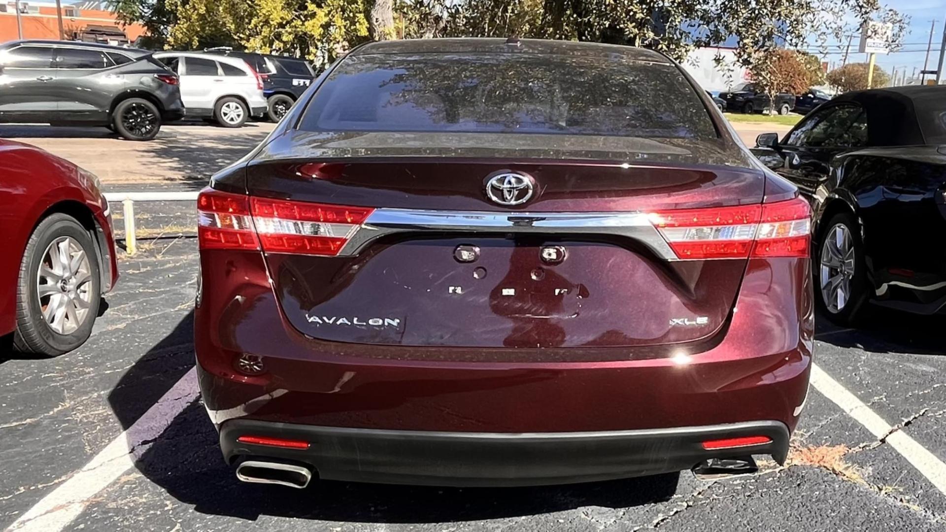 2013 Maroon Toyota Avalon XLE (4T1BK1EB8DU) with an 3.5L V6 DOHC 24V engine, 6-Speed Automatic transmission, located at 945 E. Jefferson Blvd, Dallas, TX, 75203, (214) 943-7777, 32.752514, -96.811630 - Photo#3