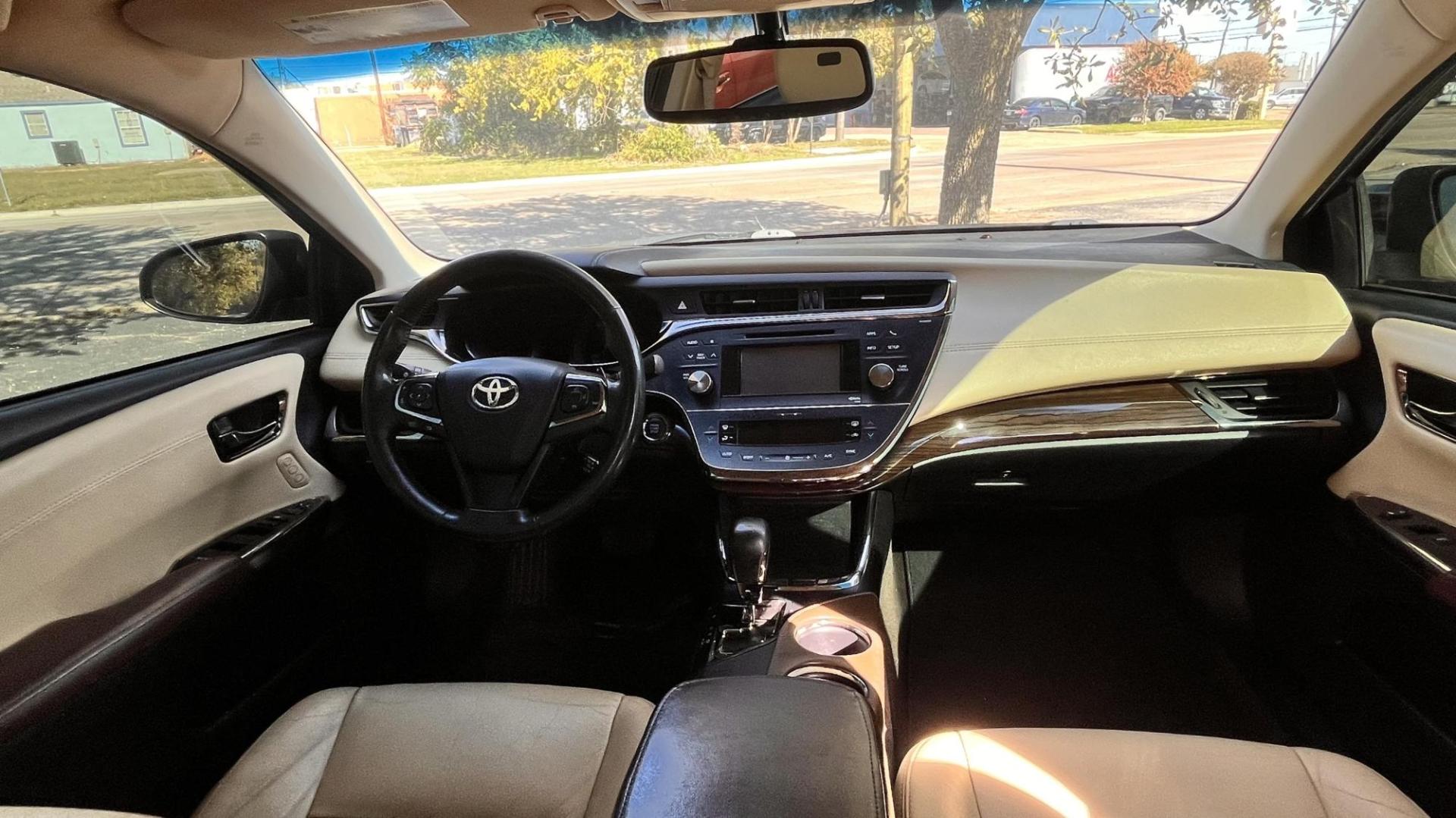 2013 Maroon Toyota Avalon XLE (4T1BK1EB8DU) with an 3.5L V6 DOHC 24V engine, 6-Speed Automatic transmission, located at 945 E. Jefferson Blvd, Dallas, TX, 75203, (214) 943-7777, 32.752514, -96.811630 - Photo#4