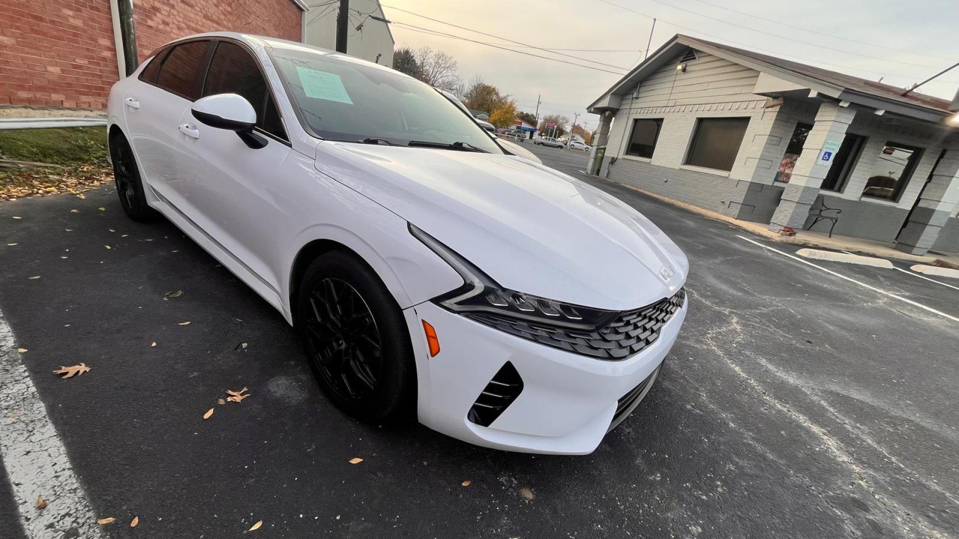 2022 white Kia K5 LXS (5XXG14J24NG) with an 1.6L L4 DOHC 16V engine, 8A transmission, located at 945 E. Jefferson Blvd, Dallas, TX, 75203, (214) 943-7777, 32.752514, -96.811630 - Photo#2