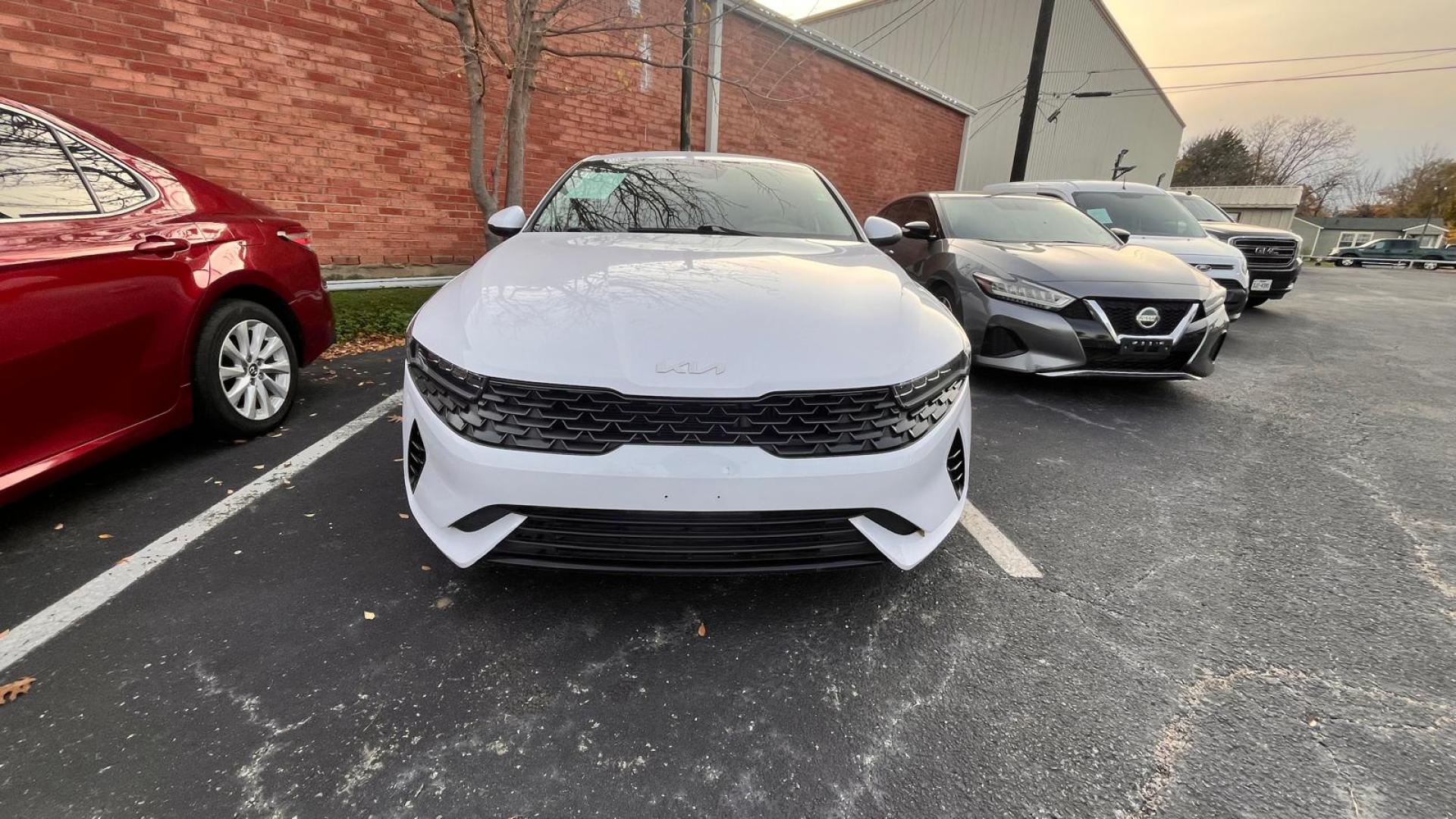 2022 white Kia K5 LXS (5XXG14J24NG) with an 1.6L L4 DOHC 16V engine, 8A transmission, located at 945 E. Jefferson Blvd, Dallas, TX, 75203, (214) 943-7777, 32.752514, -96.811630 - Photo#1