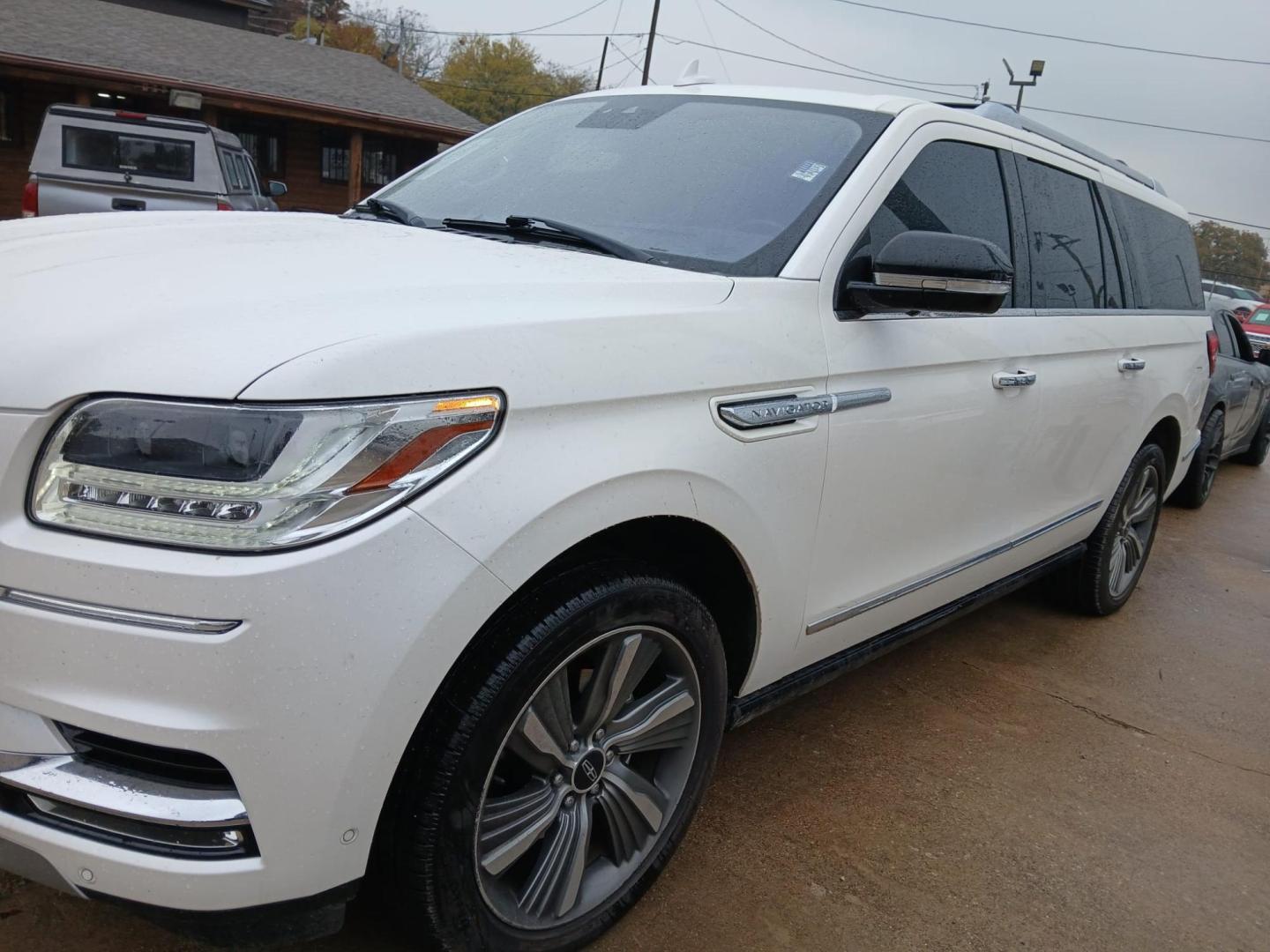 2018 WHITE Lincoln Navigator L Select 2WD (5LMJJ3HT1JE) with an 3.5L V6 DOHC 24V FFV engine, 6A transmission, located at 945 E. Jefferson Blvd, Dallas, TX, 75203, (214) 943-7777, 32.752514, -96.811630 - Photo#0