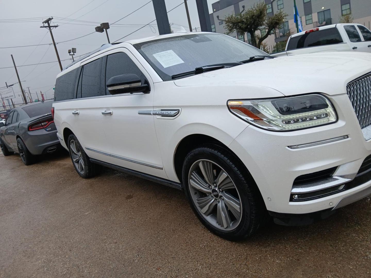 2018 WHITE Lincoln Navigator L Select 2WD (5LMJJ3HT1JE) with an 3.5L V6 DOHC 24V FFV engine, 6A transmission, located at 945 E. Jefferson Blvd, Dallas, TX, 75203, (214) 943-7777, 32.752514, -96.811630 - Photo#2