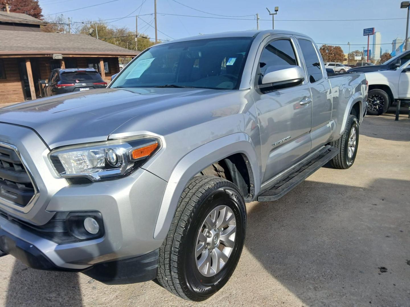 2017 Silver Toyota Tacoma SR5 Access Cab V6 6AT 2WD (5TFRZ5CN6HX) with an 3.5L V6 DOHC 24V engine, 6A transmission, located at 945 E. Jefferson Blvd, Dallas, TX, 75203, (214) 943-7777, 32.752514, -96.811630 - Photo#0