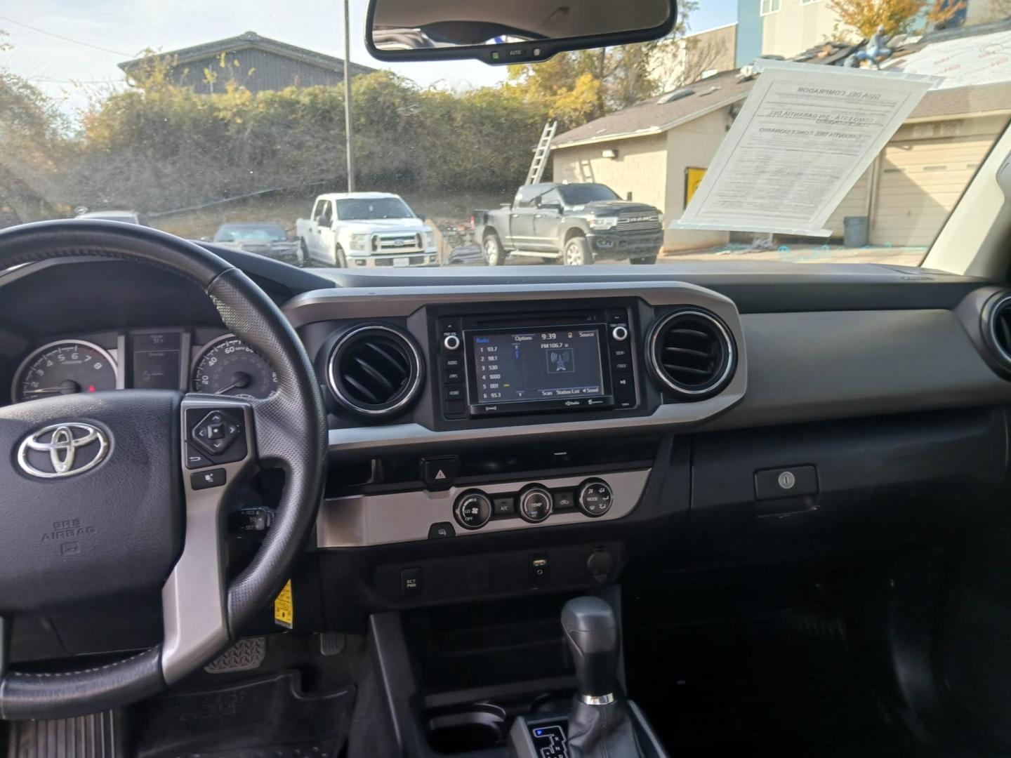 2017 Silver Toyota Tacoma SR5 Access Cab V6 6AT 2WD (5TFRZ5CN6HX) with an 3.5L V6 DOHC 24V engine, 6A transmission, located at 945 E. Jefferson Blvd, Dallas, TX, 75203, (214) 943-7777, 32.752514, -96.811630 - Photo#4