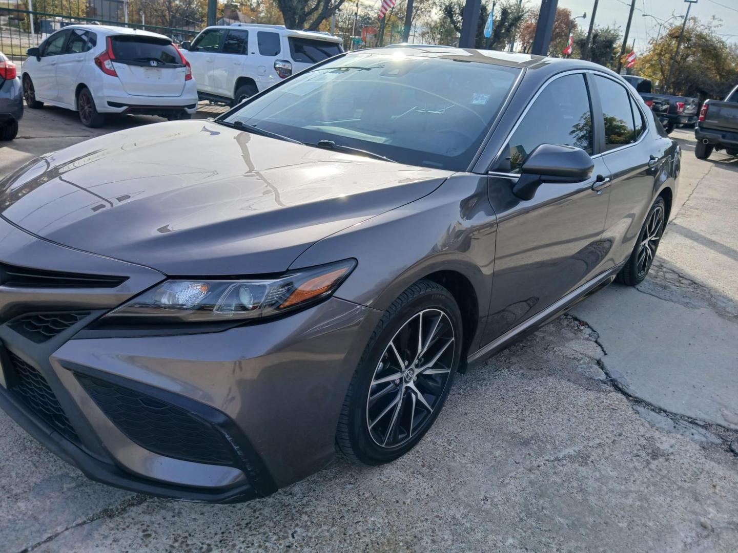 2021 Gray Toyota Camry SE (4T1G11AK6MU) with an 2.5L L4 DOHC 16V engine, 8A transmission, located at 945 E. Jefferson Blvd, Dallas, TX, 75203, (214) 943-7777, 32.752514, -96.811630 - Photo#0