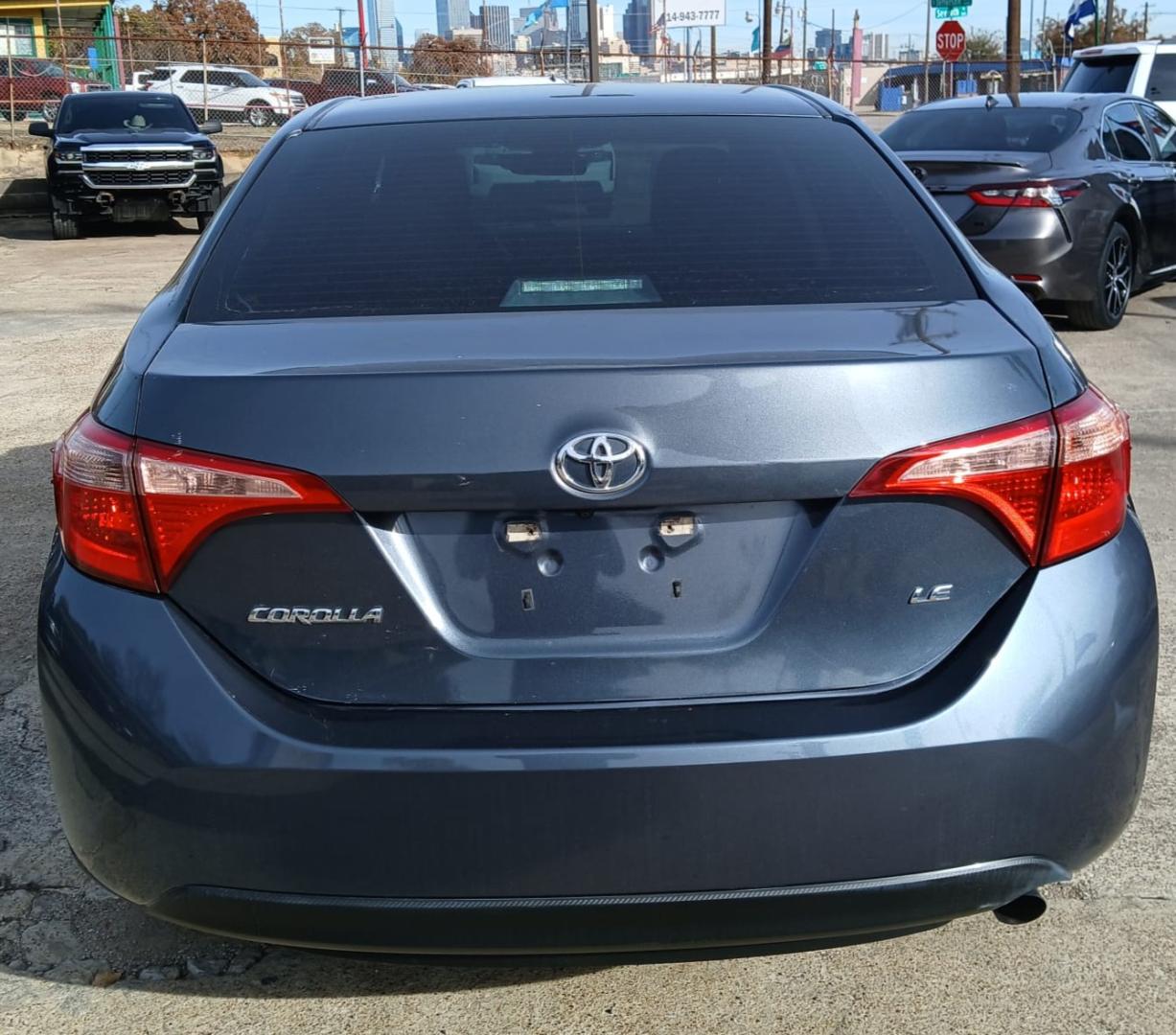 2018 Gray Toyota Corolla SE 6M (5YFBURHE7JP) with an 1.8L L4 DOHC 16V engine, 6M transmission, located at 945 E. Jefferson Blvd, Dallas, TX, 75203, (214) 943-7777, 32.752514, -96.811630 - Photo#3